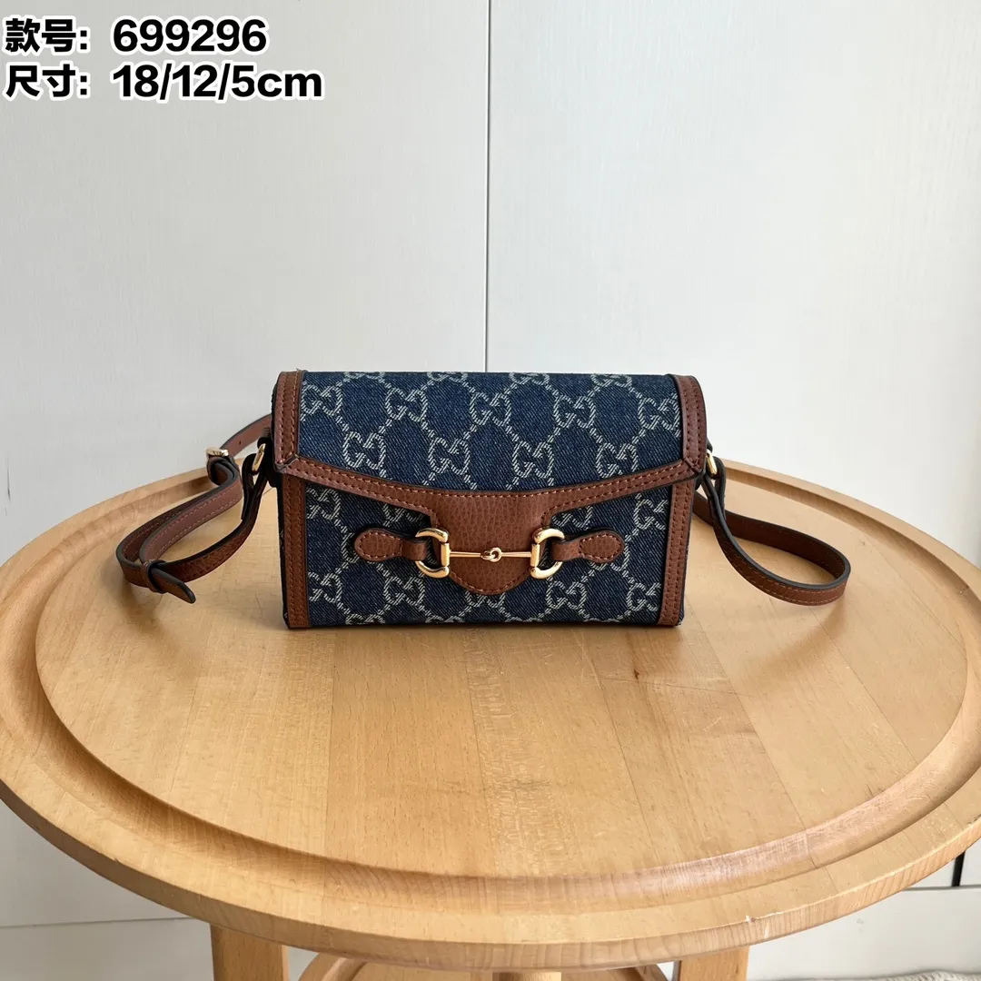Actual shot #💰260 Model: 699296 blue denim Size: 18x12x5cm 𝐆𝐮𝐜𝐜𝐢 𝟏𝟗𝟓𝟓 𝐇𝐨𝐫𝐬𝐞𝐛𝐢𝐭 𝐌𝐢𝐧𝐢 Another masterpiece in the Horsebit 1955 series! The horizontal mobile phone bag looks great too! It can be used for large-screen mobile phones. Compared with the vertical version, it may be more convenient to use~ It can be carried in spring, summer, autumn and winter without choosing an outfit👍