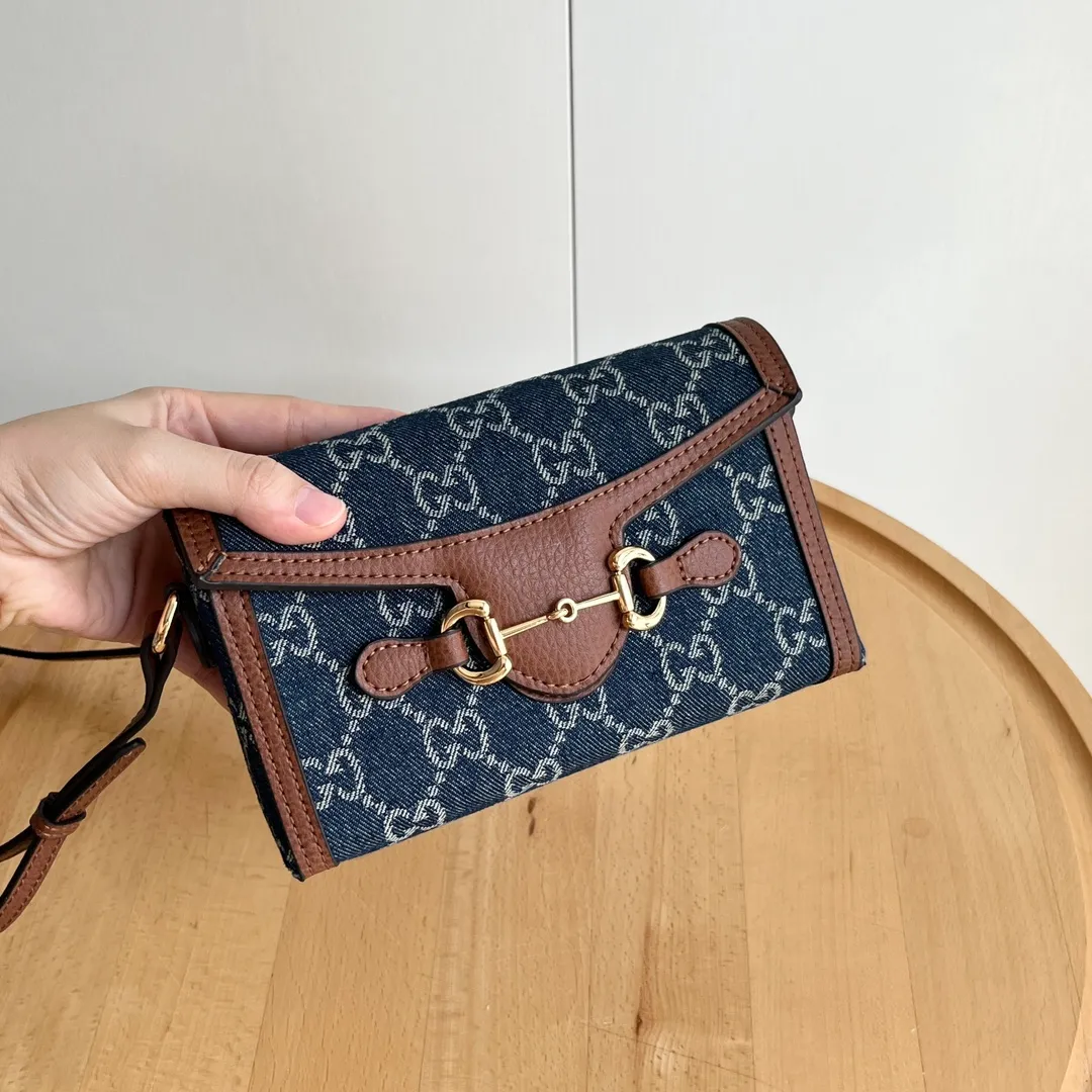 Actual shot #💰260 Model: 699296 blue denim Size: 18x12x5cm 𝐆𝐮𝐜𝐜𝐢 𝟏𝟗𝟓𝟓 𝐇𝐨𝐫𝐬𝐞𝐛𝐢𝐭 𝐌𝐢𝐧𝐢 Another masterpiece in the Horsebit 1955 series! The horizontal mobile phone bag looks great too! It can be used for large-screen mobile phones. Compared with the vertical version, it may be more convenient to use~ It can be carried in spring, summer, autumn and winter without choosing an outfit👍