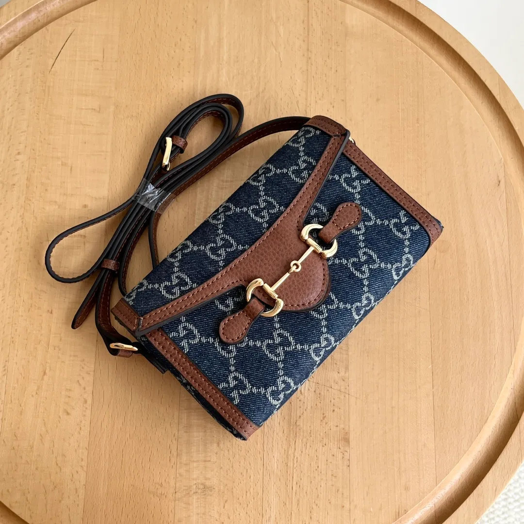 Actual shot #💰260 Model: 699296 blue denim Size: 18x12x5cm 𝐆𝐮𝐜𝐜𝐢 𝟏𝟗𝟓𝟓 𝐇𝐨𝐫𝐬𝐞𝐛𝐢𝐭 𝐌𝐢𝐧𝐢 Another masterpiece in the Horsebit 1955 series! The horizontal mobile phone bag looks great too! It can be used for large-screen mobile phones. Compared with the vertical version, it may be more convenient to use~ It can be carried in spring, summer, autumn and winter without choosing an outfit👍