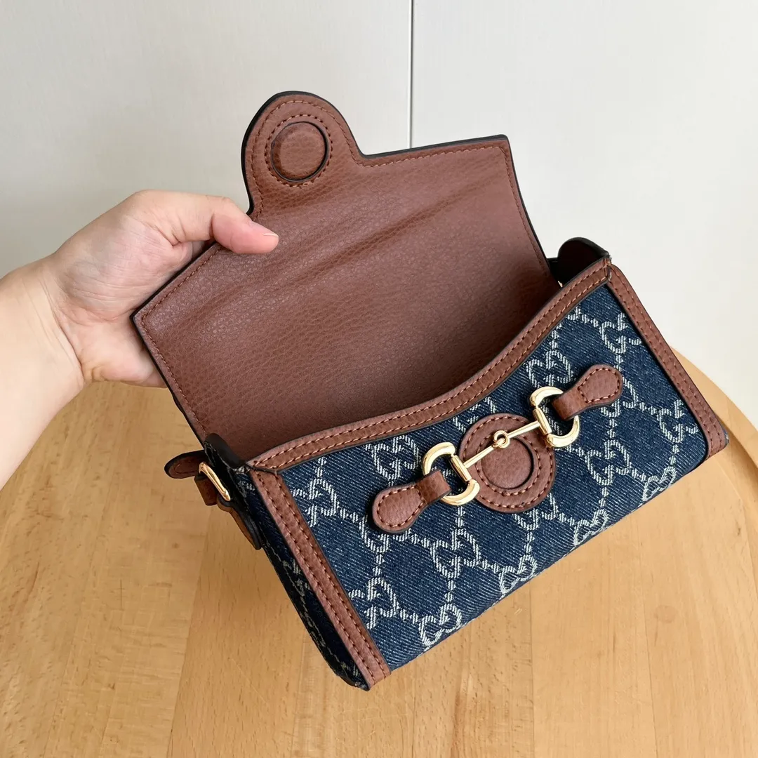Actual shot #💰260 Model: 699296 blue denim Size: 18x12x5cm 𝐆𝐮𝐜𝐜𝐢 𝟏𝟗𝟓𝟓 𝐇𝐨𝐫𝐬𝐞𝐛𝐢𝐭 𝐌𝐢𝐧𝐢 Another masterpiece in the Horsebit 1955 series! The horizontal mobile phone bag looks great too! It can be used for large-screen mobile phones. Compared with the vertical version, it may be more convenient to use~ It can be carried in spring, summer, autumn and winter without choosing an outfit👍