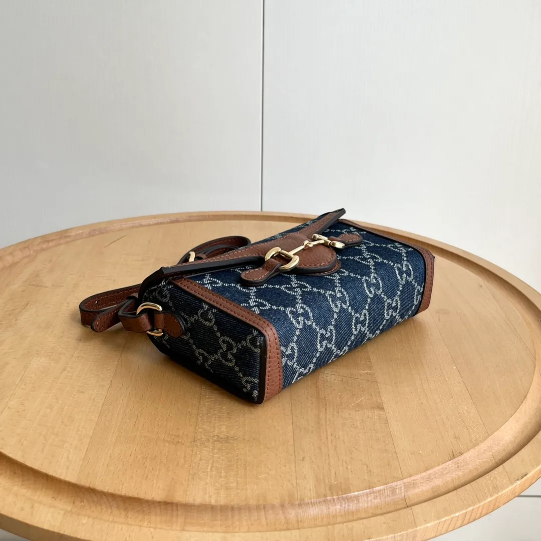 Actual shot #💰260 Model: 699296 blue denim Size: 18x12x5cm 𝐆𝐮𝐜𝐜𝐢 𝟏𝟗𝟓𝟓 𝐇𝐨𝐫𝐬𝐞𝐛𝐢𝐭 𝐌𝐢𝐧𝐢 Another masterpiece in the Horsebit 1955 series! The horizontal mobile phone bag looks great too! It can be used for large-screen mobile phones. Compared with the vertical version, it may be more convenient to use~ It can be carried in spring, summer, autumn and winter without choosing an outfit👍