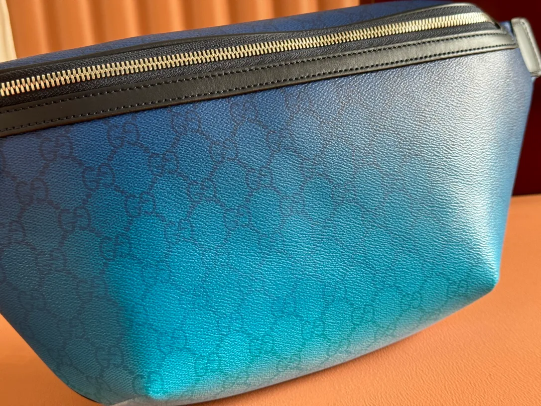 p900💋💋💋【Full set of packaging at the counter】gjia’s unique blue gradient effect printing adds a fashionable aesthetic to this basic functional item. This cross-body bag is made of GG Monogram coated fabric, with all-over gradient printing showing off its ingenious design. Gradient blue GG Monogram coated fabric, dark blue leather trim, all-over gradient print, blue cotton and linen lining, zipper closure, size: 835810. Dimensions: 39cm (width) x 17cm (height) x 4cm (depth) Weight: approx. 0.5kg Color: gradient blue/original leather. Made in Italy