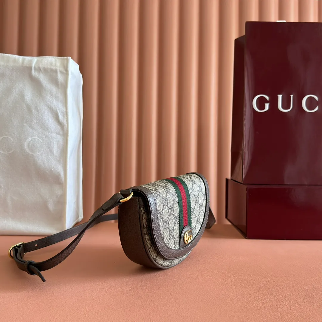p1000. 📣📣📣【Original leather accessories🌈Configuring full counter packaging】🔥🔥 Ophidia series mini GG shoulder bag. The Ophidia series combines the traditional essence of Gucci with modern design to present dazzling new works with ingenuity. This series combines the two major archive details of webbing and double G accessories, and reinterprets creative shapes and size designs in the early autumn series. Mini shoulder bag crafted in signature beige and ebony GG Supreme canvas. Beige and ebony GG Supreme canvas, brown leather trim, gold-tone hardware, red and green webbing, suede microfiber lining Double G, interior: 2 card compartments, 1 key ring, adjustable shoulder strap. Can be worn cross-body. Magnetic snap, weight: about 0.31 kg. Model: 757309. Dimensions: 20 (W) x 13.5 (H) x 4cm (D) Color: Brown/PVC. Made in Italy