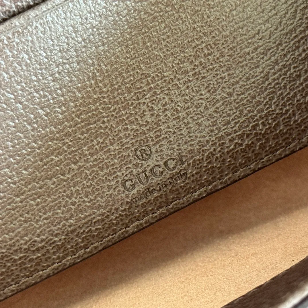 p1000. 📣📣📣【Original leather accessories🌈Configuring full counter packaging】🔥🔥 Ophidia series mini GG shoulder bag. The Ophidia series combines the traditional essence of Gucci with modern design to present dazzling new works with ingenuity. This series combines the two major archive details of webbing and double G accessories, and reinterprets creative shapes and size designs in the early autumn series. Mini shoulder bag crafted in signature beige and ebony GG Supreme canvas. Beige and ebony GG Supreme canvas, brown leather trim, gold-tone hardware, red and green webbing, suede microfiber lining Double G, interior: 2 card compartments, 1 key ring, adjustable shoulder strap. Can be worn cross-body. Magnetic snap, weight: about 0.31 kg. Model: 757309. Dimensions: 20 (W) x 13.5 (H) x 4cm (D) Color: Brown/PVC. Made in Italy