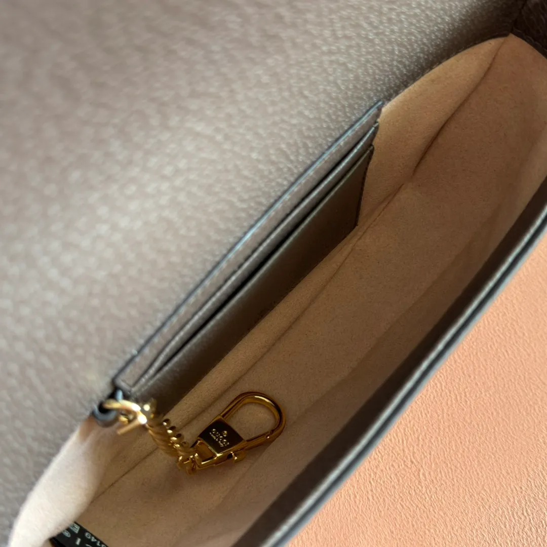 p1000. 📣📣📣【Original leather accessories🌈Configuring full counter packaging】🔥🔥 Ophidia series mini GG shoulder bag. The Ophidia series combines the traditional essence of Gucci with modern design to present dazzling new works with ingenuity. This series combines the two major archive details of webbing and double G accessories, and reinterprets creative shapes and size designs in the early autumn series. Mini shoulder bag crafted in signature beige and ebony GG Supreme canvas. Beige and ebony GG Supreme canvas, brown leather trim, gold-tone hardware, red and green webbing, suede microfiber lining Double G, interior: 2 card compartments, 1 key ring, adjustable shoulder strap. Can be worn cross-body. Magnetic snap, weight: about 0.31 kg. Model: 757309. Dimensions: 20 (W) x 13.5 (H) x 4cm (D) Color: Brown/PVC. Made in Italy