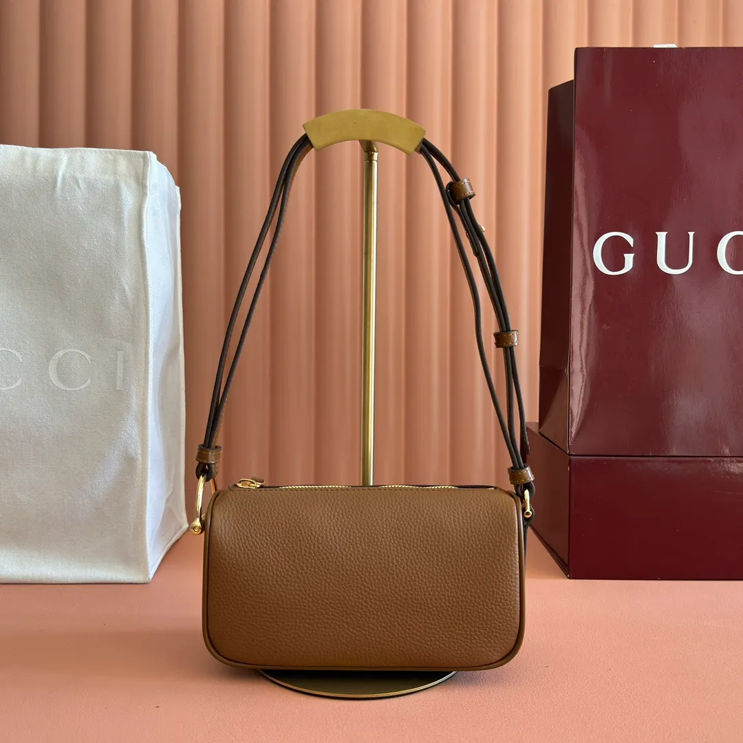 p1060💋💋💋【With full set of original counter packaging】The brand interprets iconic elements from a contemporary perspective and re-presents the Gucci half-horse bit design. It uses soft cow leather that fits the body shape to inject new style into classic accessories. This mini bag is crafted from soft grained leather and features a half horsebit detail on the side. Green grained soft leather. Light gold tone hardware. Tonal cotton and linen blend lining. Half horsebit buckle. Calf leather shoulder strap (23cm high). Zip closure. Ident.: 860784. Dimensions: 19cm (W) x 19.5cm (H) x 9cm (D) Weight: Approx. 272g Color: Brown/Full Leather.
