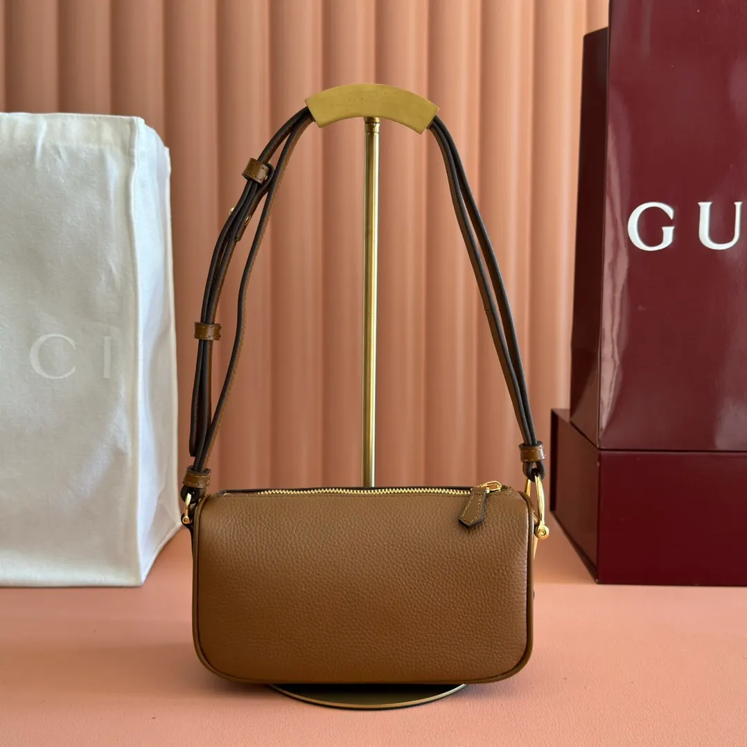 p1060💋💋💋【With full set of original counter packaging】The brand interprets iconic elements from a contemporary perspective and re-presents the Gucci half-horse bit design. It uses soft cow leather that fits the body shape to inject new style into classic accessories. This mini bag is crafted from soft grained leather and features a half horsebit detail on the side. Green grained soft leather. Light gold tone hardware. Tonal cotton and linen blend lining. Half horsebit buckle. Calf leather shoulder strap (23cm high). Zip closure. Ident.: 860784. Dimensions: 19cm (W) x 19.5cm (H) x 9cm (D) Weight: Approx. 272g Color: Brown/Full Leather.