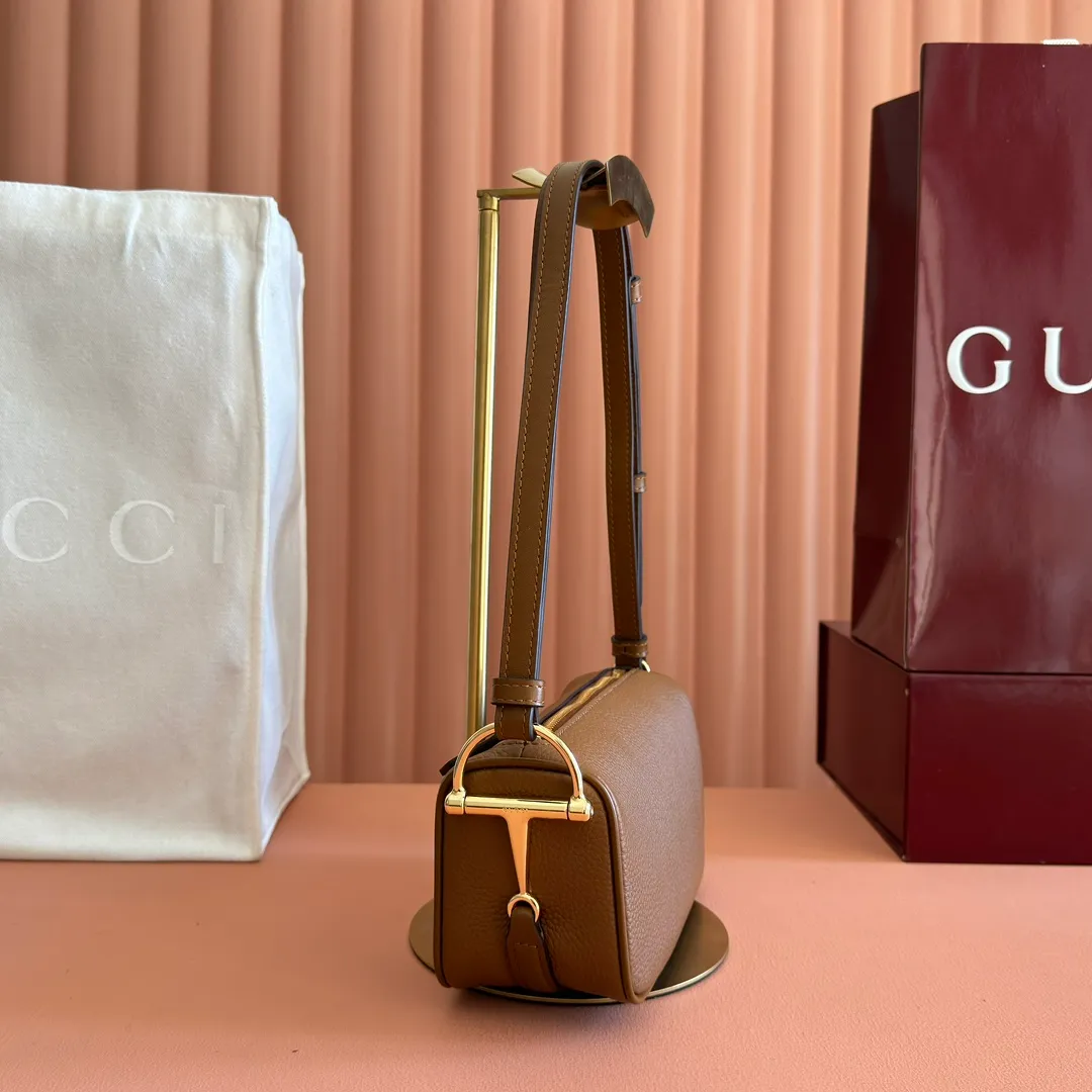 p1060💋💋💋【With full set of original counter packaging】The brand interprets iconic elements from a contemporary perspective and re-presents the Gucci half-horse bit design. It uses soft cow leather that fits the body shape to inject new style into classic accessories. This mini bag is crafted from soft grained leather and features a half horsebit detail on the side. Green grained soft leather. Light gold tone hardware. Tonal cotton and linen blend lining. Half horsebit buckle. Calf leather shoulder strap (23cm high). Zip closure. Ident.: 860784. Dimensions: 19cm (W) x 19.5cm (H) x 9cm (D) Weight: Approx. 272g Color: Brown/Full Leather.
