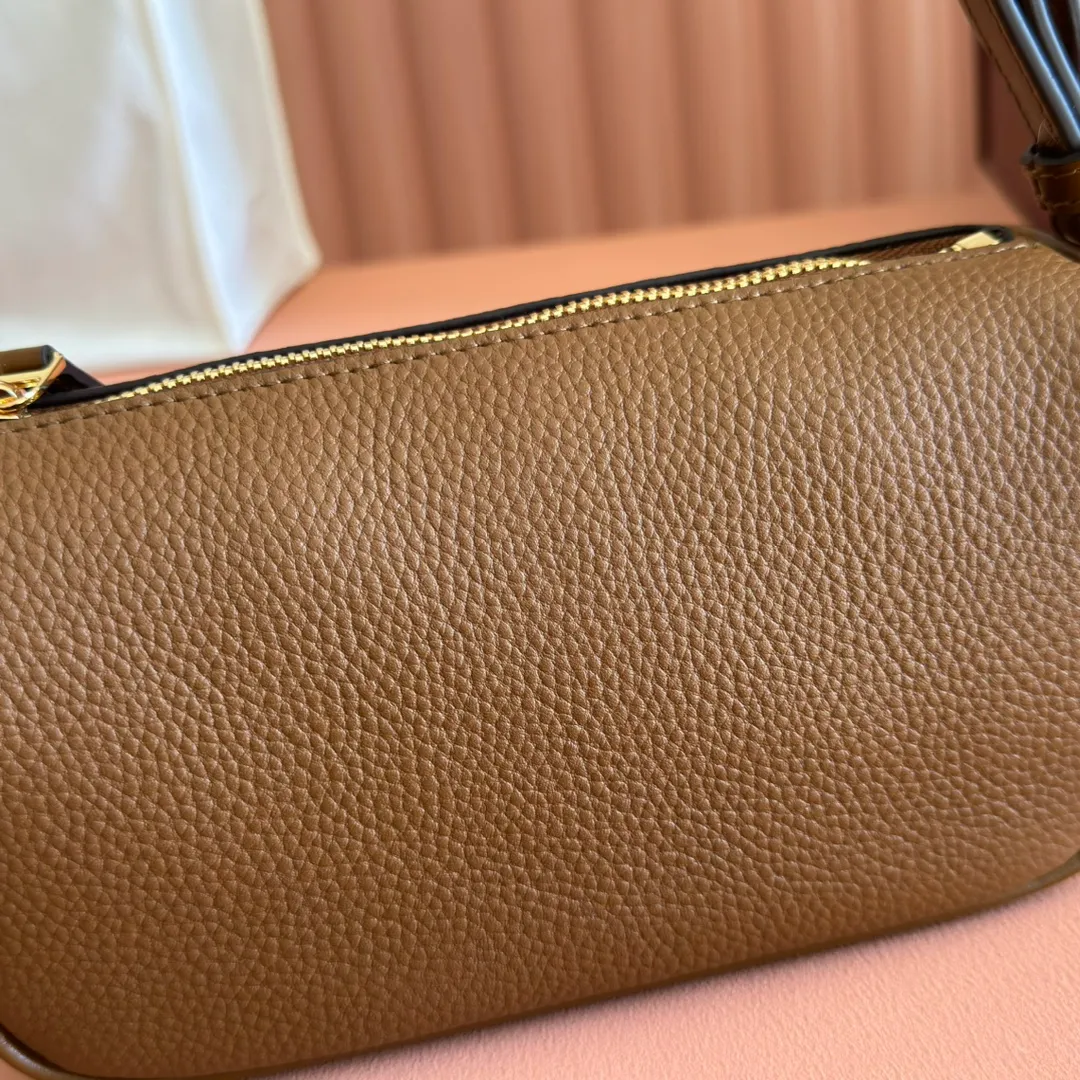 p1060💋💋💋【With full set of original counter packaging】The brand interprets iconic elements from a contemporary perspective and re-presents the Gucci half-horse bit design. It uses soft cow leather that fits the body shape to inject new style into classic accessories. This mini bag is crafted from soft grained leather and features a half horsebit detail on the side. Green grained soft leather. Light gold tone hardware. Tonal cotton and linen blend lining. Half horsebit buckle. Calf leather shoulder strap (23cm high). Zip closure. Ident.: 860784. Dimensions: 19cm (W) x 19.5cm (H) x 9cm (D) Weight: Approx. 272g Color: Brown/Full Leather.