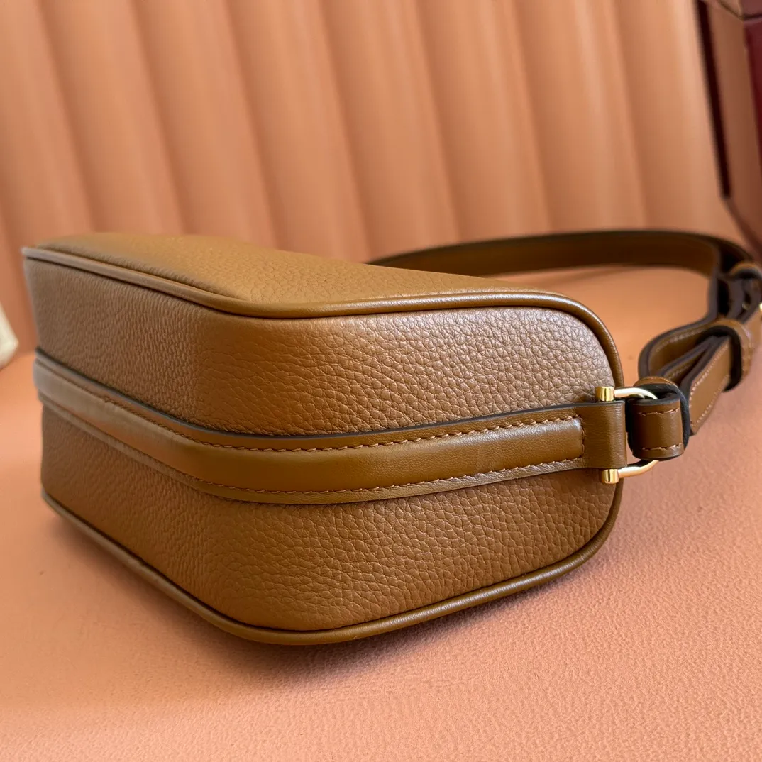 p1060💋💋💋【With full set of original counter packaging】The brand interprets iconic elements from a contemporary perspective and re-presents the Gucci half-horse bit design. It uses soft cow leather that fits the body shape to inject new style into classic accessories. This mini bag is crafted from soft grained leather and features a half horsebit detail on the side. Green grained soft leather. Light gold tone hardware. Tonal cotton and linen blend lining. Half horsebit buckle. Calf leather shoulder strap (23cm high). Zip closure. Ident.: 860784. Dimensions: 19cm (W) x 19.5cm (H) x 9cm (D) Weight: Approx. 272g Color: Brown/Full Leather.