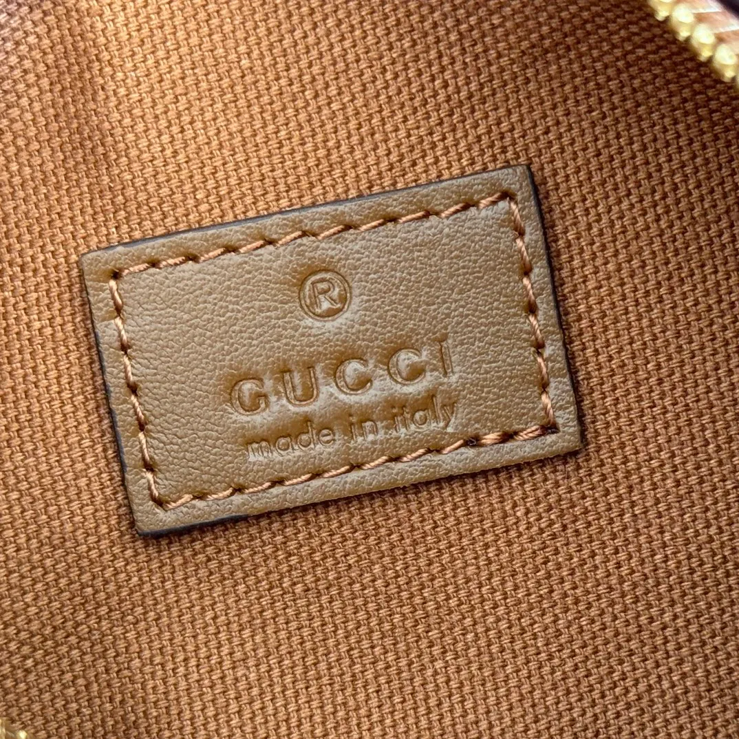 p1060💋💋💋【With full set of original counter packaging】The brand interprets iconic elements from a contemporary perspective and re-presents the Gucci half-horse bit design. It uses soft cow leather that fits the body shape to inject new style into classic accessories. This mini bag is crafted from soft grained leather and features a half horsebit detail on the side. Green grained soft leather. Light gold tone hardware. Tonal cotton and linen blend lining. Half horsebit buckle. Calf leather shoulder strap (23cm high). Zip closure. Ident.: 860784. Dimensions: 19cm (W) x 19.5cm (H) x 9cm (D) Weight: Approx. 272g Color: Brown/Full Leather.