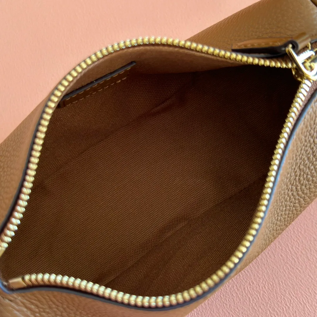 p1060💋💋💋【With full set of original counter packaging】The brand interprets iconic elements from a contemporary perspective and re-presents the Gucci half-horse bit design. It uses soft cow leather that fits the body shape to inject new style into classic accessories. This mini bag is crafted from soft grained leather and features a half horsebit detail on the side. Green grained soft leather. Light gold tone hardware. Tonal cotton and linen blend lining. Half horsebit buckle. Calf leather shoulder strap (23cm high). Zip closure. Ident.: 860784. Dimensions: 19cm (W) x 19.5cm (H) x 9cm (D) Weight: Approx. 272g Color: Brown/Full Leather.