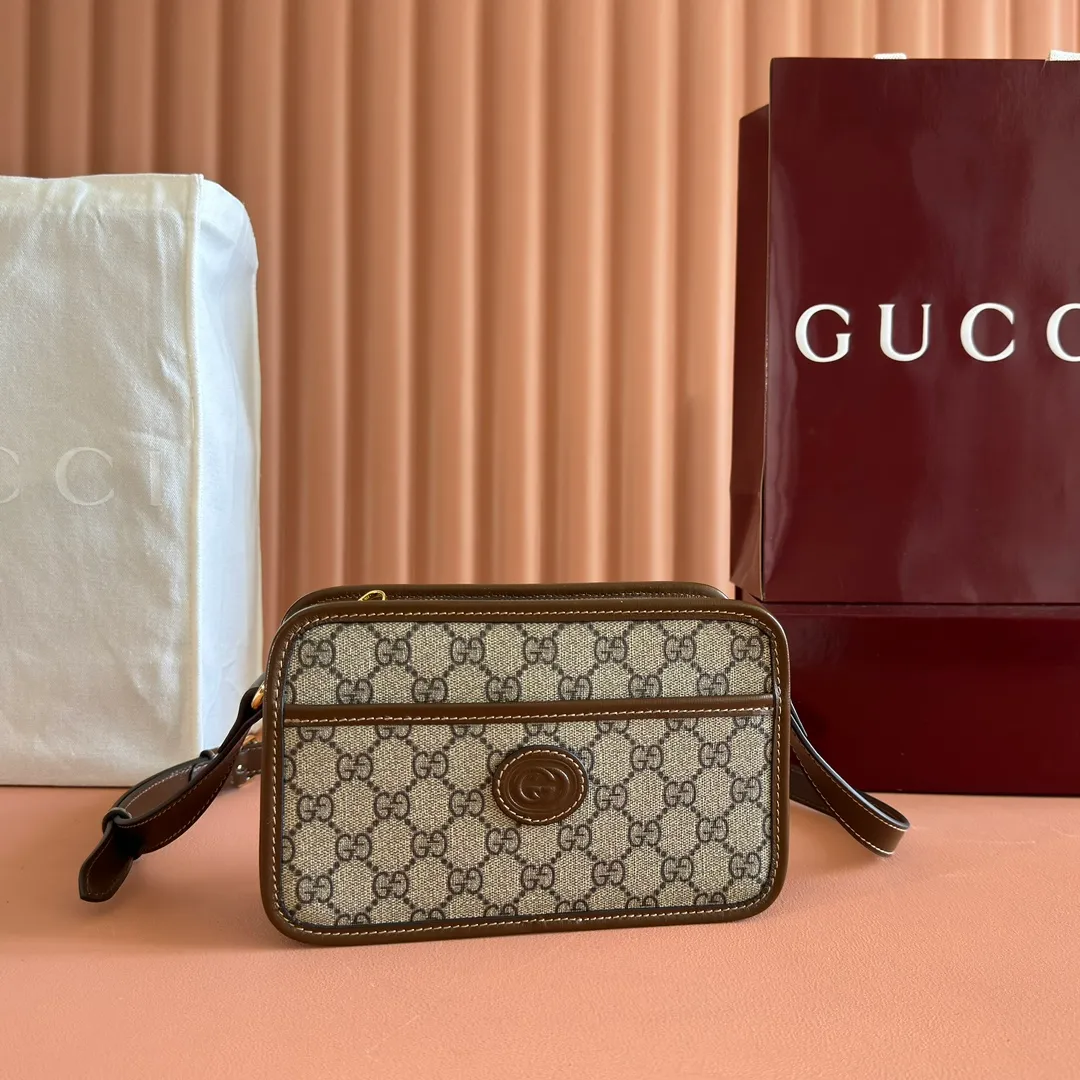 p860. 💋💋💋【Original leather accessories🌈 Equipped with full counter packaging】🔥🔥Gucci meo vintage crossbody bag, mini bag stands out in the Infinity Overture series, injecting modern design essence into retro style. The mini handbag is decorated with an oval leather label and is matched with the brand's iconic element, the cat head. The brand's classic elements are all integrated into one, classic and retro yet so versatile and cute. Style number: 658572. Size: 22.5*14*7cm. Color: brown/pvc.