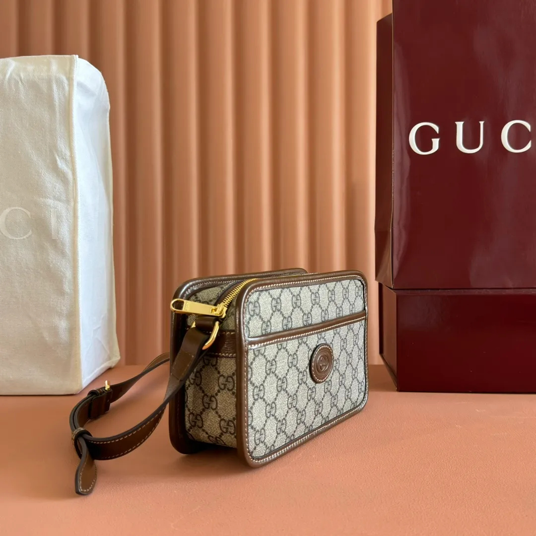 p860. 💋💋💋【Original leather accessories🌈 Equipped with full counter packaging】🔥🔥Gucci meo vintage crossbody bag, mini bag stands out in the Infinity Overture series, injecting modern design essence into retro style. The mini handbag is decorated with an oval leather label and is matched with the brand's iconic element, the cat head. The brand's classic elements are all integrated into one, classic and retro yet so versatile and cute. Style number: 658572. Size: 22.5*14*7cm. Color: brown/pvc.