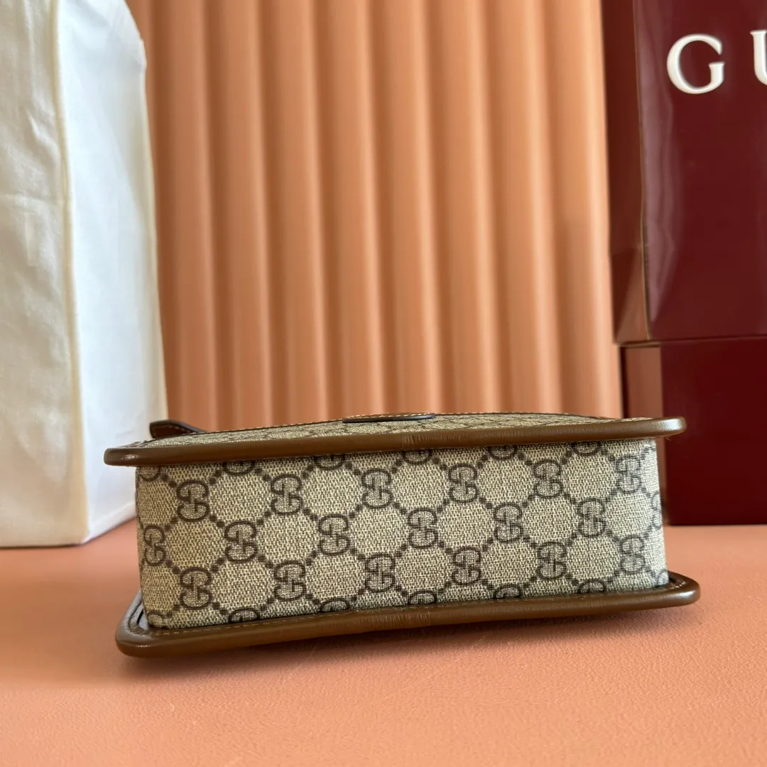 p860. 💋💋💋【Original leather accessories🌈 Equipped with full counter packaging】🔥🔥Gucci meo vintage crossbody bag, mini bag stands out in the Infinity Overture series, injecting modern design essence into retro style. The mini handbag is decorated with an oval leather label and is matched with the brand's iconic element, the cat head. The brand's classic elements are all integrated into one, classic and retro yet so versatile and cute. Style number: 658572. Size: 22.5*14*7cm. Color: brown/pvc.