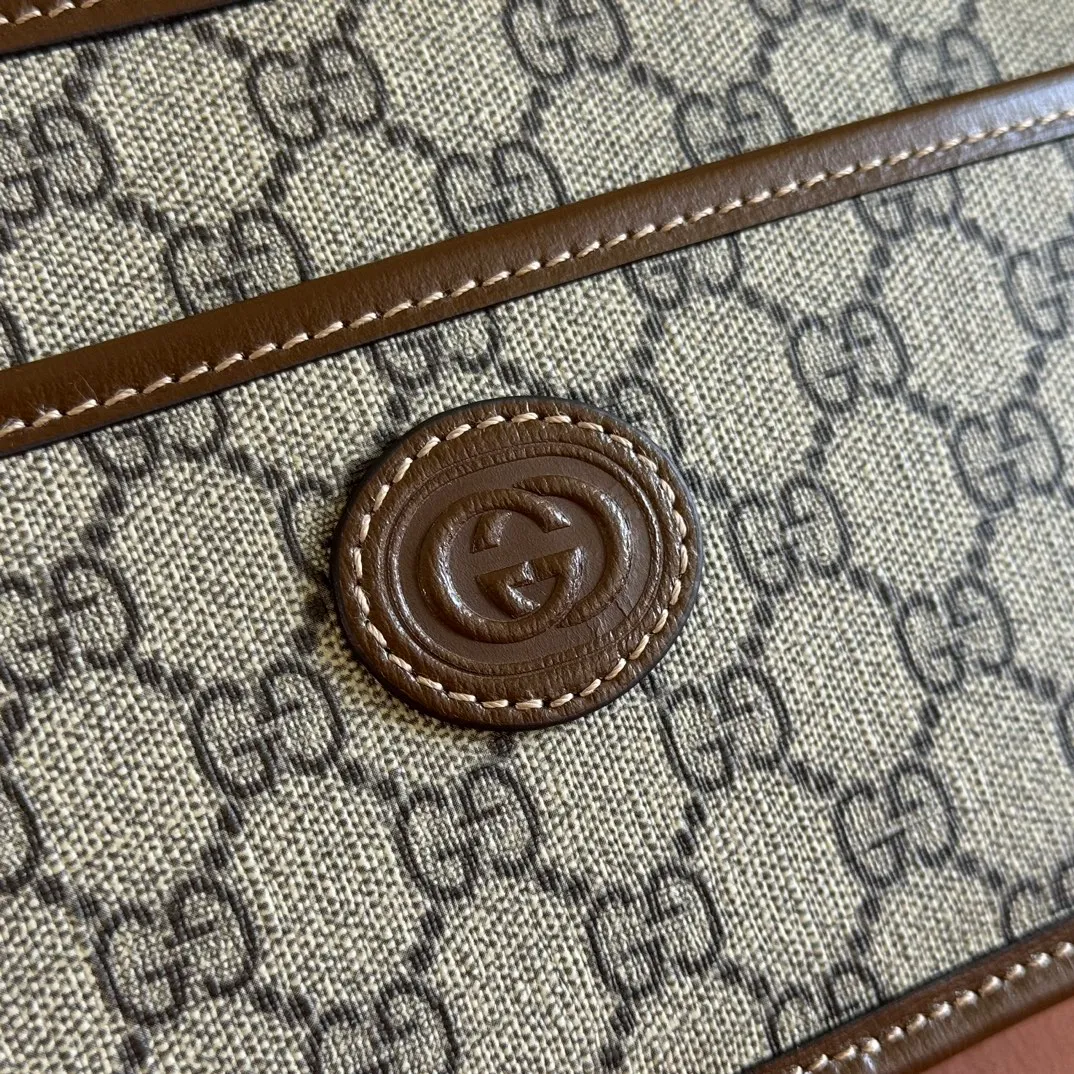 p860. 💋💋💋【Original leather accessories🌈 Equipped with full counter packaging】🔥🔥Gucci meo vintage crossbody bag, mini bag stands out in the Infinity Overture series, injecting modern design essence into retro style. The mini handbag is decorated with an oval leather label and is matched with the brand's iconic element, the cat head. The brand's classic elements are all integrated into one, classic and retro yet so versatile and cute. Style number: 658572. Size: 22.5*14*7cm. Color: brown/pvc.