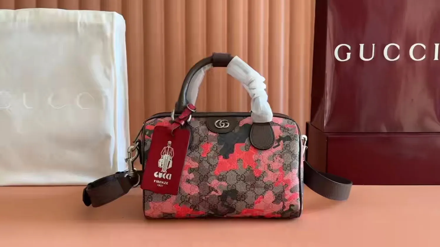 💋💋💋【Original configuration counter complete package】GG new printed pillow bag model: 854860. Color: camouflage pink/PVC.