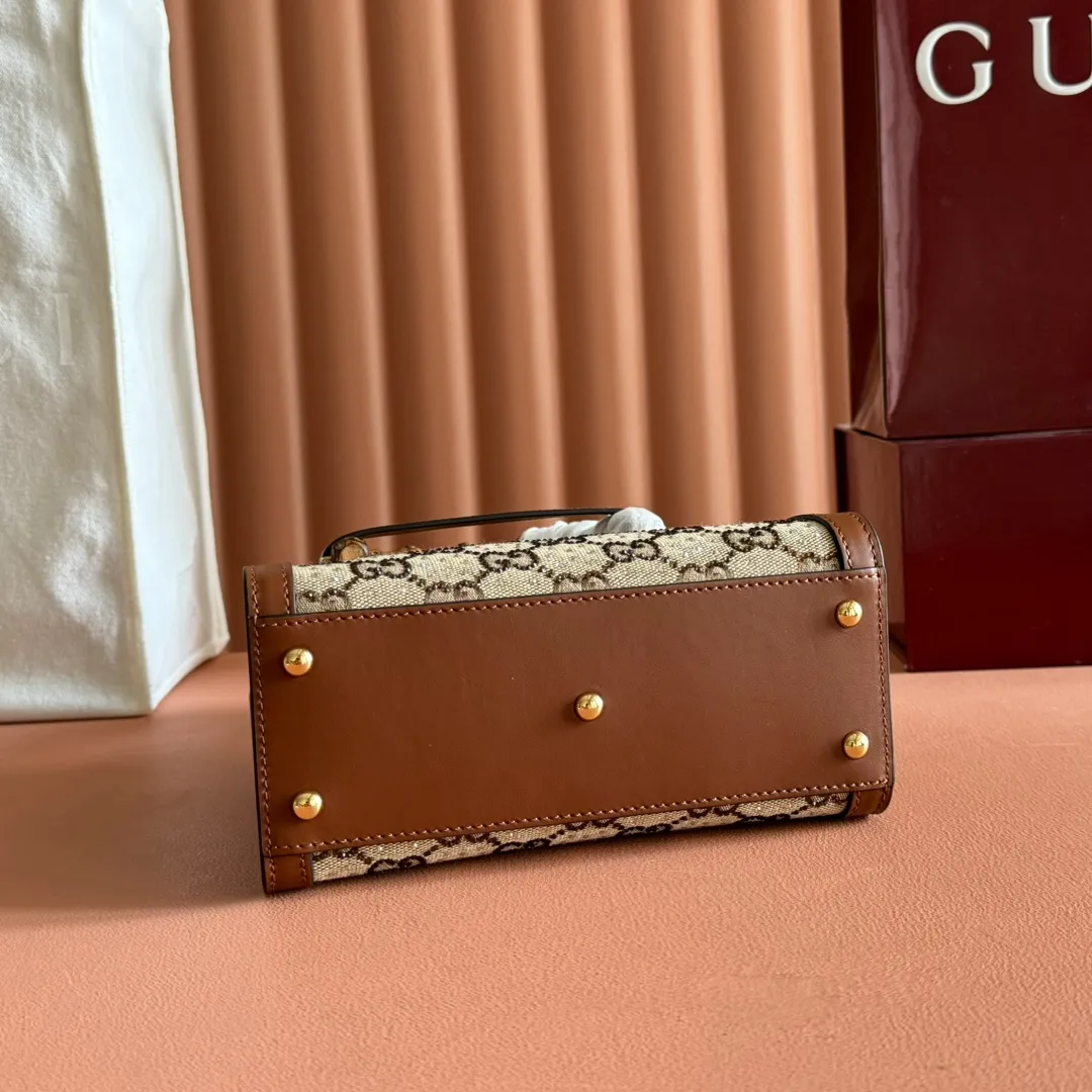 p1460. 📣📣📣【Original leather with 🌈full counter packaging】🔥🔥 DIANA series, super elegant, charming and glossy rare black lizard pattern bag with sheepskin lining, full copper chain (length 1 meter), natural bamboo handle! Mini size, but this square bag actually has a large capacity, so it is perfectly OK for commuting! Paired with a straw hat and sunglasses, it can be easily and elegantly traveled, and the rate of return is very high! Style number: 675800 Size: 20*16*10.