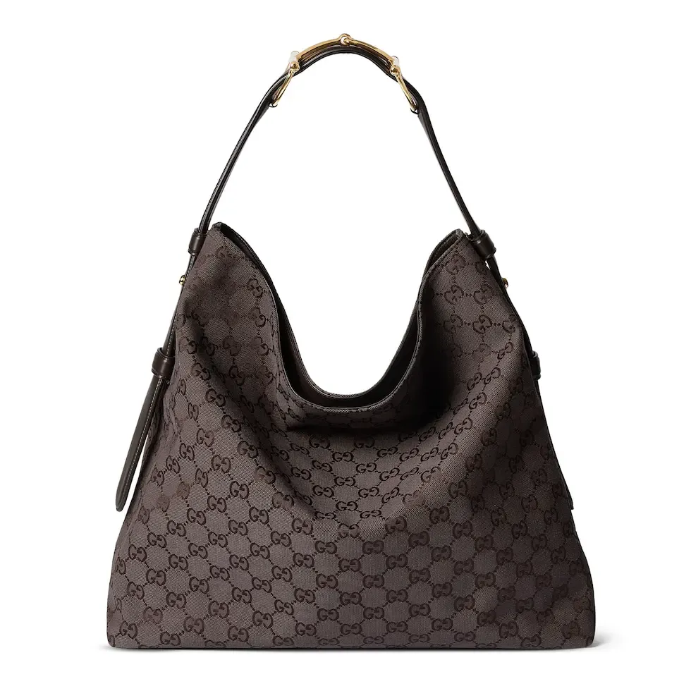 [With full set of original counter gift bag packaging] 2025 autumn and winter series, Gucci Beatrix series handbags are crafted from black cow leather and equipped with iconic horsebit detail shoulder straps, adding brand connotation to the casual silhouette. Gold-toned accessories add a refined touch, and a zippered pocket inside keeps daily essentials secure. Combining elegant design with practical performance, it easily accommodates daily essentials. Black soft glossy calf leather Gold-tone hardware Black cotton and linen blend lining Horsebit detail on shoulder strap Interior: Zip pocket Adjustable shoulder strap Height: 26cm - 33cm; Length: 94cm Ident: 850546. Dimensions: 40cm (W) x 36cm (H) x 12cm (D) Weight: Approx. 1kg Colour: Blue denim. Made in Italy