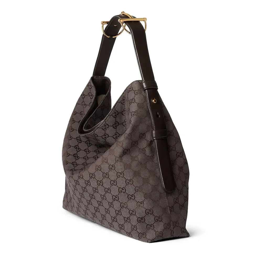 [With full set of original counter gift bag packaging] 2025 autumn and winter series, Gucci Beatrix series handbags are crafted from black cow leather and equipped with iconic horsebit detail shoulder straps, adding brand connotation to the casual silhouette. Gold-toned accessories add a refined touch, and a zippered pocket inside keeps daily essentials secure. Combining elegant design with practical performance, it easily accommodates daily essentials. Black soft glossy calf leather Gold-tone hardware Black cotton and linen blend lining Horsebit detail on shoulder strap Interior: Zip pocket Adjustable shoulder strap Height: 26cm - 33cm; Length: 94cm Ident: 850546. Dimensions: 40cm (W) x 36cm (H) x 12cm (D) Weight: Approx. 1kg Colour: Blue denim. Made in Italy