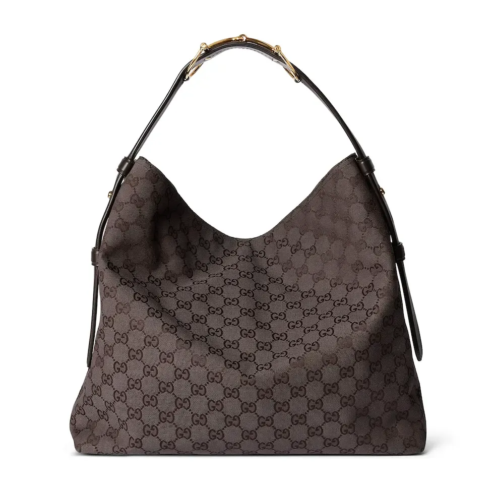 [With full set of original counter gift bag packaging] 2025 autumn and winter series, Gucci Beatrix series handbags are crafted from black cow leather and equipped with iconic horsebit detail shoulder straps, adding brand connotation to the casual silhouette. Gold-toned accessories add a refined touch, and a zippered pocket inside keeps daily essentials secure. Combining elegant design with practical performance, it easily accommodates daily essentials. Black soft glossy calf leather Gold-tone hardware Black cotton and linen blend lining Horsebit detail on shoulder strap Interior: Zip pocket Adjustable shoulder strap Height: 26cm - 33cm; Length: 94cm Ident: 850546. Dimensions: 40cm (W) x 36cm (H) x 12cm (D) Weight: Approx. 1kg Colour: Blue denim. Made in Italy