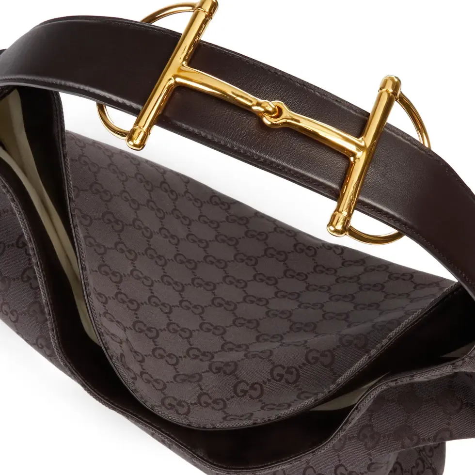[With full set of original counter gift bag packaging] 2025 autumn and winter series, Gucci Beatrix series handbags are crafted from black cow leather and equipped with iconic horsebit detail shoulder straps, adding brand connotation to the casual silhouette. Gold-toned accessories add a refined touch, and a zippered pocket inside keeps daily essentials secure. Combining elegant design with practical performance, it easily accommodates daily essentials. Black soft glossy calf leather Gold-tone hardware Black cotton and linen blend lining Horsebit detail on shoulder strap Interior: Zip pocket Adjustable shoulder strap Height: 26cm - 33cm; Length: 94cm Ident: 850546. Dimensions: 40cm (W) x 36cm (H) x 12cm (D) Weight: Approx. 1kg Colour: Blue denim. Made in Italy