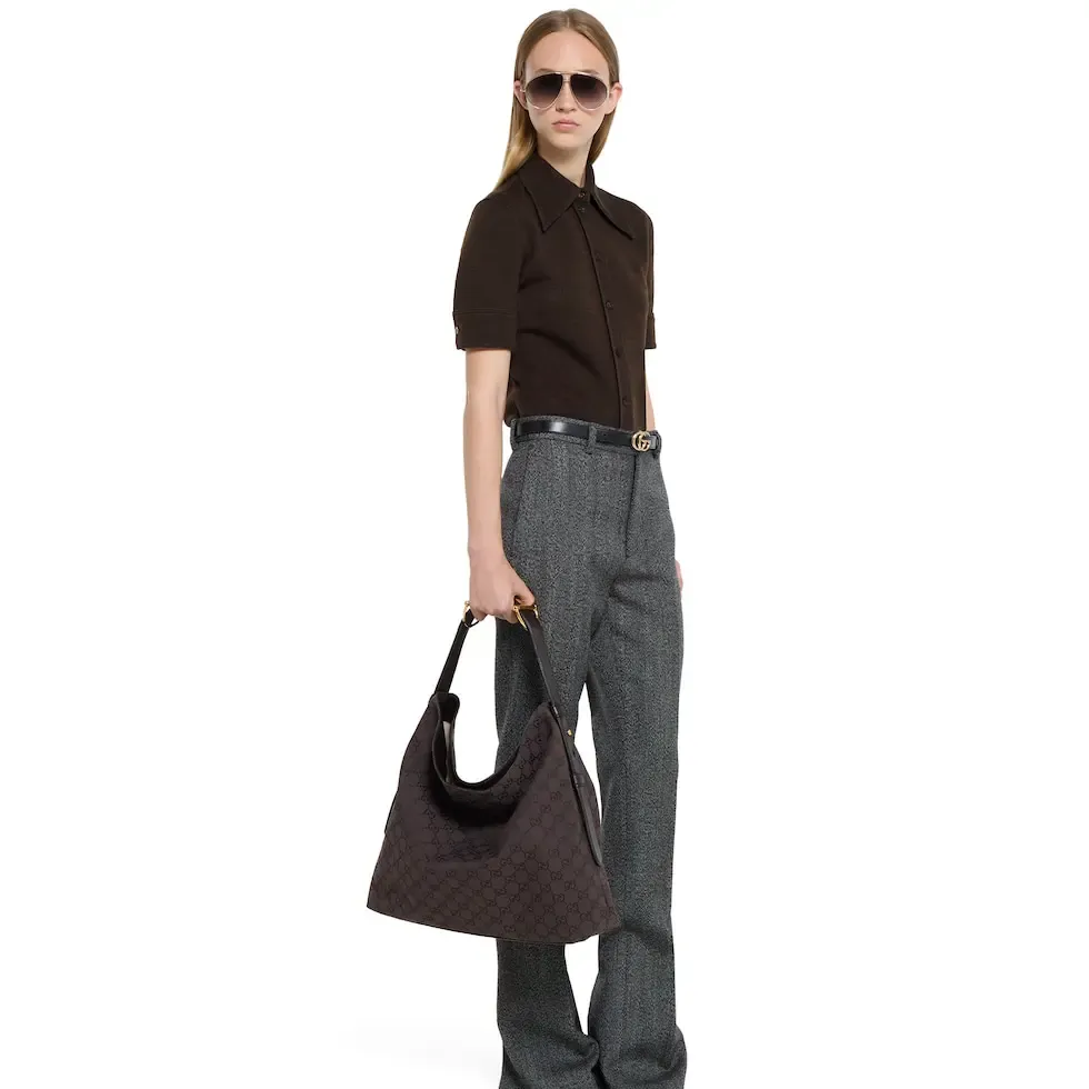 [With full set of original counter gift bag packaging] 2025 autumn and winter series, Gucci Beatrix series handbags are crafted from black cow leather and equipped with iconic horsebit detail shoulder straps, adding brand connotation to the casual silhouette. Gold-toned accessories add a refined touch, and a zippered pocket inside keeps daily essentials secure. Combining elegant design with practical performance, it easily accommodates daily essentials. Black soft glossy calf leather Gold-tone hardware Black cotton and linen blend lining Horsebit detail on shoulder strap Interior: Zip pocket Adjustable shoulder strap Height: 26cm - 33cm; Length: 94cm Ident: 850546. Dimensions: 40cm (W) x 36cm (H) x 12cm (D) Weight: Approx. 1kg Colour: Blue denim. Made in Italy