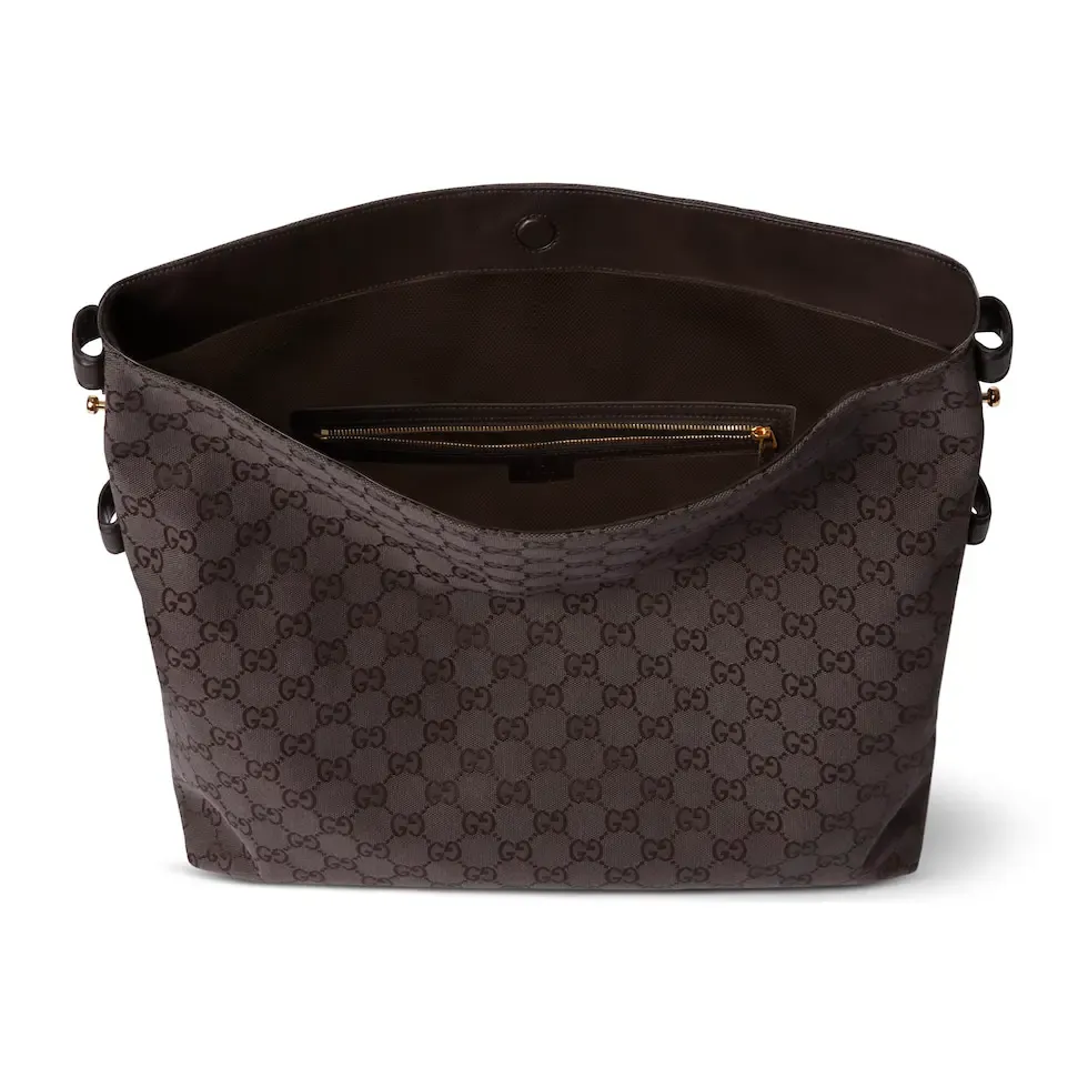 [With full set of original counter gift bag packaging] 2025 autumn and winter series, Gucci Beatrix series handbags are crafted from black cow leather and equipped with iconic horsebit detail shoulder straps, adding brand connotation to the casual silhouette. Gold-toned accessories add a refined touch, and a zippered pocket inside keeps daily essentials secure. Combining elegant design with practical performance, it easily accommodates daily essentials. Black soft glossy calf leather Gold-tone hardware Black cotton and linen blend lining Horsebit detail on shoulder strap Interior: Zip pocket Adjustable shoulder strap Height: 26cm - 33cm; Length: 94cm Ident: 850546. Dimensions: 40cm (W) x 36cm (H) x 12cm (D) Weight: Approx. 1kg Colour: Blue denim. Made in Italy