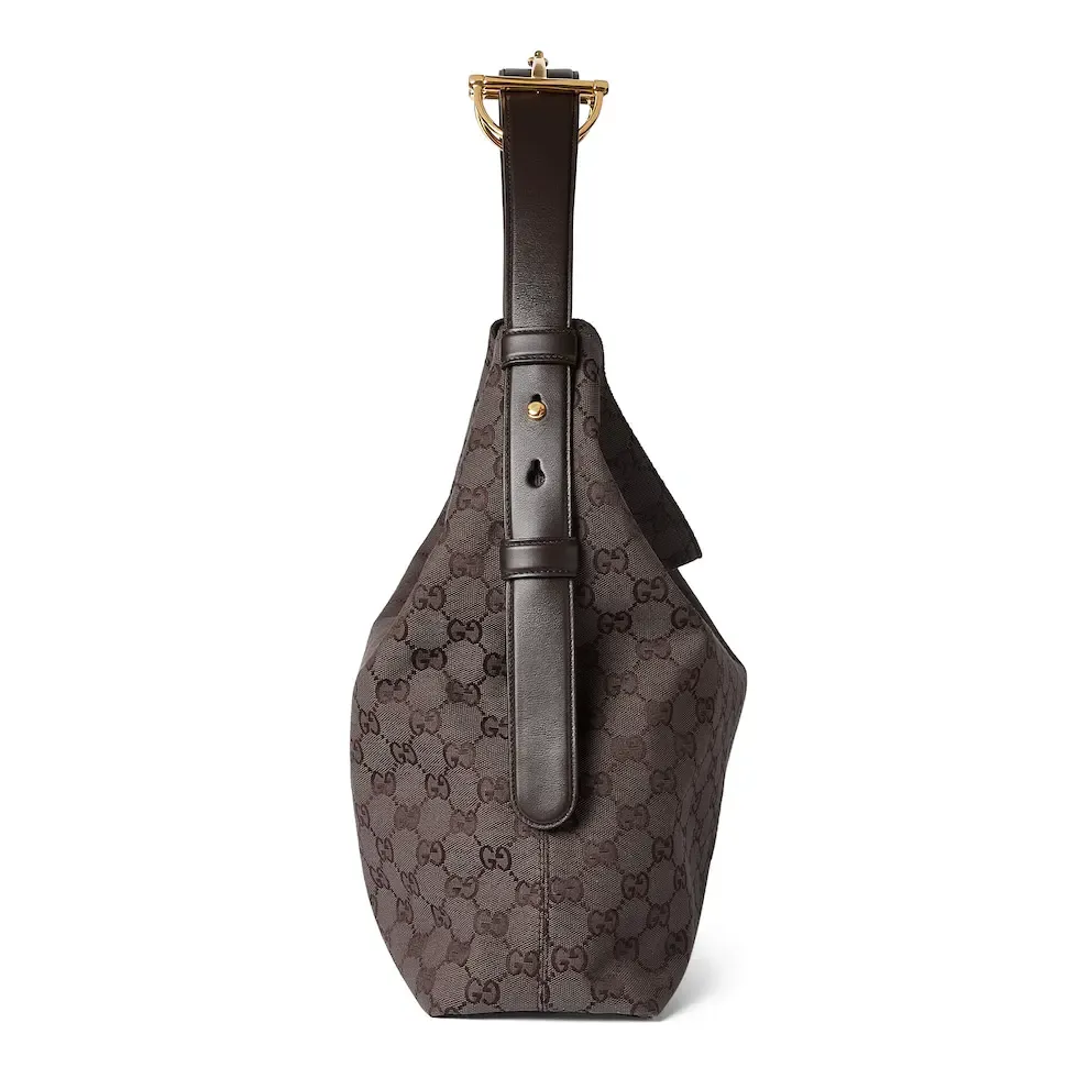 [With full set of original counter gift bag packaging] 2025 autumn and winter series, Gucci Beatrix series handbags are crafted from black cow leather and equipped with iconic horsebit detail shoulder straps, adding brand connotation to the casual silhouette. Gold-toned accessories add a refined touch, and a zippered pocket inside keeps daily essentials secure. Combining elegant design with practical performance, it easily accommodates daily essentials. Black soft glossy calf leather Gold-tone hardware Black cotton and linen blend lining Horsebit detail on shoulder strap Interior: Zip pocket Adjustable shoulder strap Height: 26cm - 33cm; Length: 94cm Ident: 850546. Dimensions: 40cm (W) x 36cm (H) x 12cm (D) Weight: Approx. 1kg Colour: Blue denim. Made in Italy