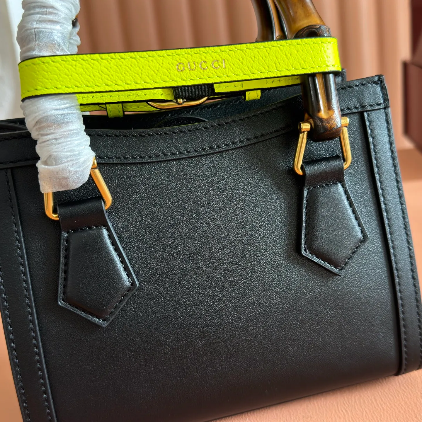 p1320. 💋💋💋[Original leather accessories 🌈Full package at the counter]🔥🔥The mini tote bag combines two recognizable brand elements, bamboo handles and double G accessories. The white leather material contrasts with the two neon buckles, highlighting the smart and elegant temperament. Mini size: 20*16*10cm Model: 655661.