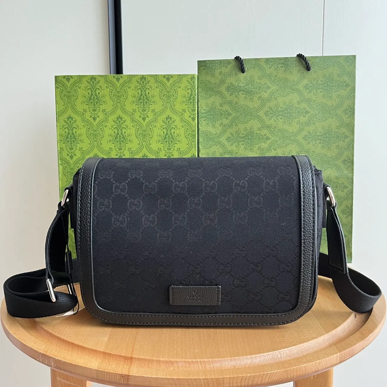 Actual shot #💰280 Model: 449172 black cloth Size: 28x20x9cm Gucci counter new flat messenger bag, carefully crafted with soft high-grade canvas fabric! Simple design combined with the brand’s classic logo! Shoulder straps🉑️Adjustable✅Super capacity, same style for men and women