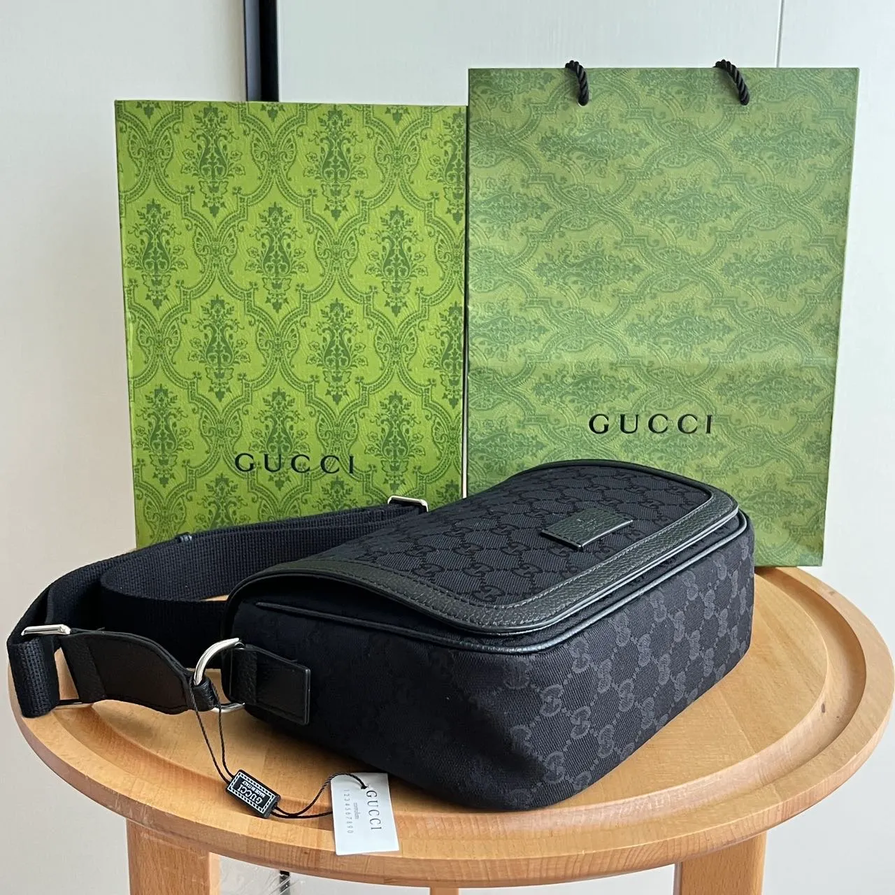 Actual shot #💰280 Model: 449172 black cloth Size: 28x20x9cm Gucci counter new flat messenger bag, carefully crafted with soft high-grade canvas fabric! Simple design combined with the brand’s classic logo! Shoulder straps🉑️Adjustable✅Super capacity, same style for men and women