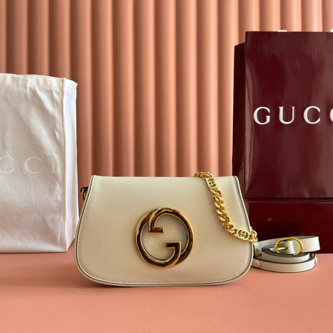 p1380. 📣📣📣【Original leather accessories🌈 Equipped with full counter packaging】🔥🔥This shoulder bag is made of GGSupreme canvas with an exquisite chain strap design, exuding a classic and timeless elegance. Round structure for a refreshed style. Round interlocking Double G shoulder bag. The long-standing G family's initials intertwined pattern enhances the style of the entire item. The extraordinary charm of the series is original leather💐Material✨Using counter-quality imported PVC waterproof fabric and imported cowhide, paired with authentic open-version hardware. Model: 699268 Size: 28x16x4.