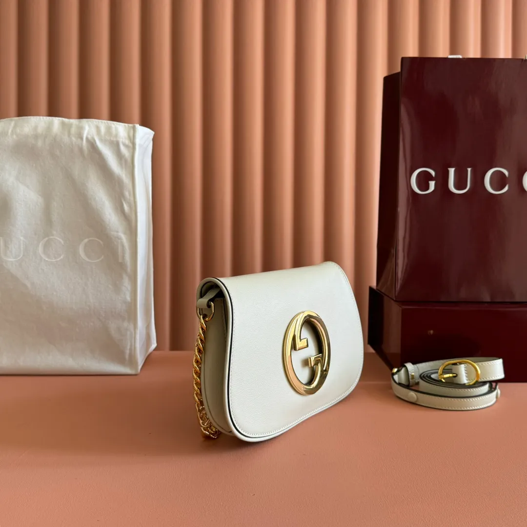 p1380. 📣📣📣【Original leather accessories🌈 Equipped with full counter packaging】🔥🔥This shoulder bag is made of GGSupreme canvas with an exquisite chain strap design, exuding a classic and timeless elegance. Round structure for a refreshed style. Round interlocking Double G shoulder bag. The long-standing G family's initials intertwined pattern enhances the style of the entire item. The extraordinary charm of the series is original leather💐Material✨Using counter-quality imported PVC waterproof fabric and imported cowhide, paired with authentic open-version hardware. Model: 699268 Size: 28x16x4.