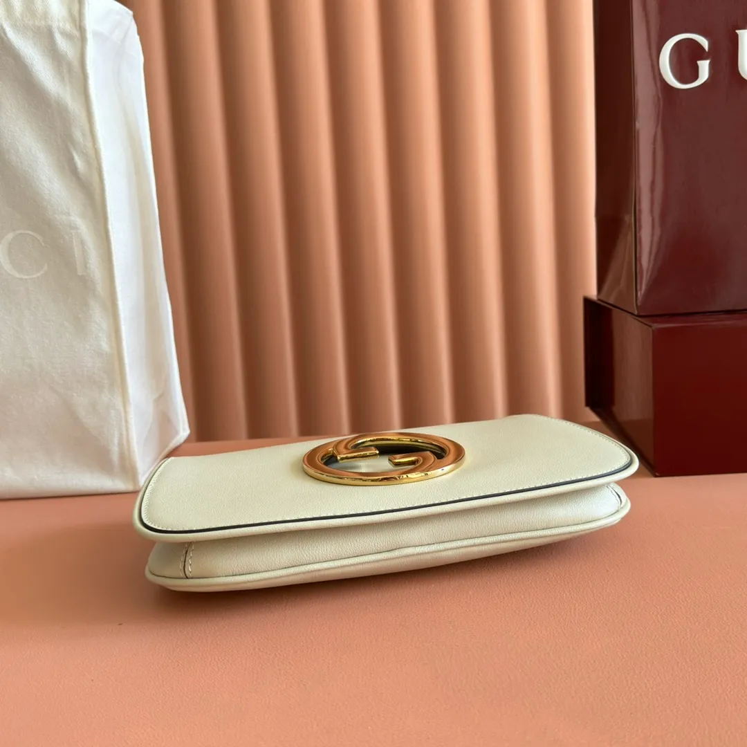p1380. 📣📣📣【Original leather accessories🌈 Equipped with full counter packaging】🔥🔥This shoulder bag is made of GGSupreme canvas with an exquisite chain strap design, exuding a classic and timeless elegance. Round structure for a refreshed style. Round interlocking Double G shoulder bag. The long-standing G family's initials intertwined pattern enhances the style of the entire item. The extraordinary charm of the series is original leather💐Material✨Using counter-quality imported PVC waterproof fabric and imported cowhide, paired with authentic open-version hardware. Model: 699268 Size: 28x16x4.