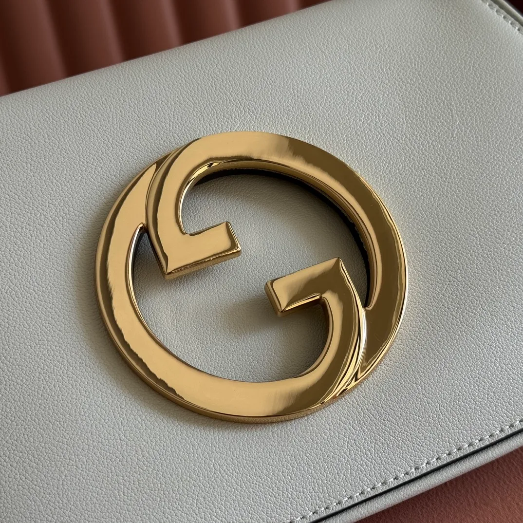 p1380. 📣📣📣【Original leather accessories🌈 Equipped with full counter packaging】🔥🔥This shoulder bag is made of GGSupreme canvas with an exquisite chain strap design, exuding a classic and timeless elegance. Round structure for a refreshed style. Round interlocking Double G shoulder bag. The long-standing G family's initials intertwined pattern enhances the style of the entire item. The extraordinary charm of the series is original leather💐Material✨Using counter-quality imported PVC waterproof fabric and imported cowhide, paired with authentic open-version hardware. Model: 699268 Size: 28x16x4.