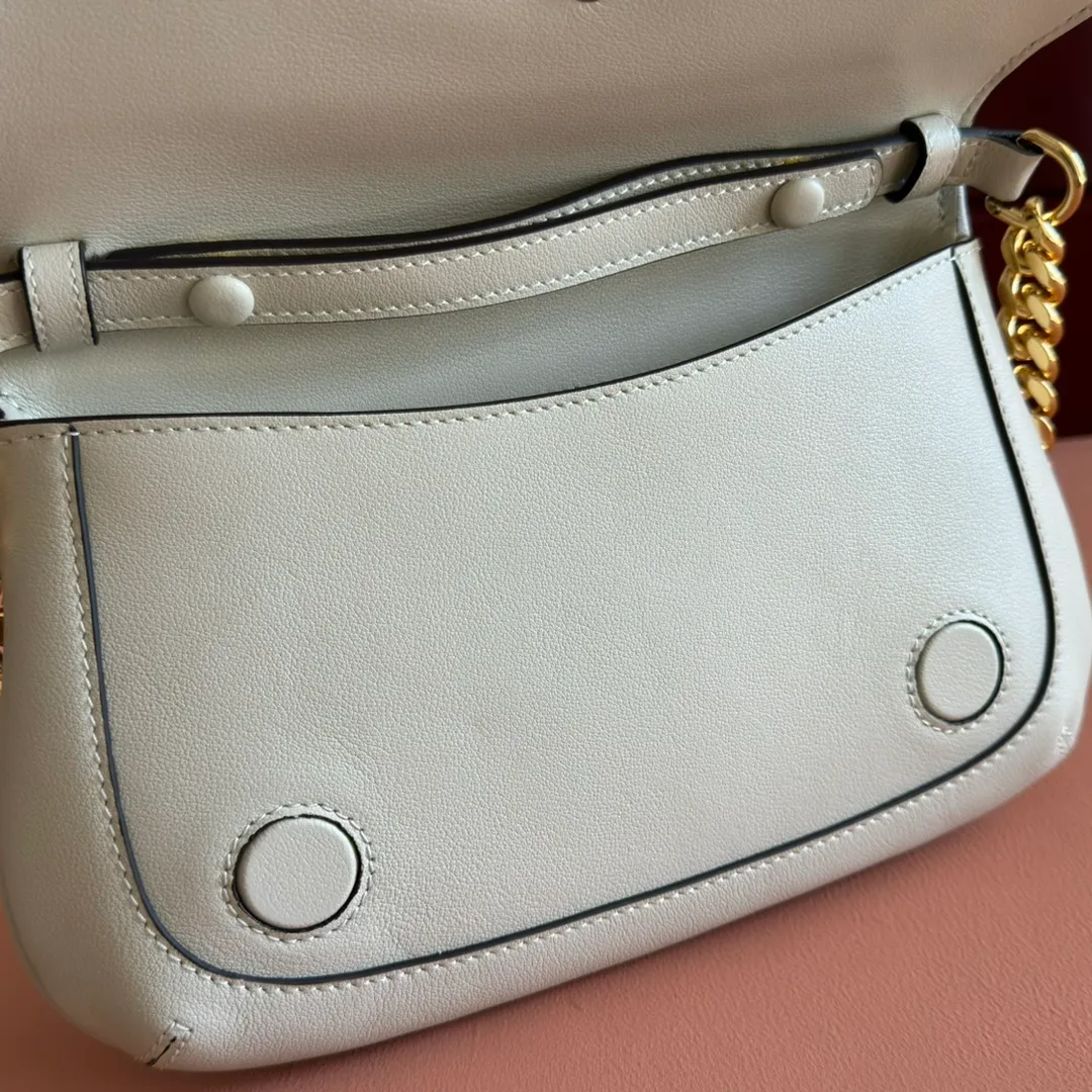 p1380. 📣📣📣【Original leather accessories🌈 Equipped with full counter packaging】🔥🔥This shoulder bag is made of GGSupreme canvas with an exquisite chain strap design, exuding a classic and timeless elegance. Round structure for a refreshed style. Round interlocking Double G shoulder bag. The long-standing G family's initials intertwined pattern enhances the style of the entire item. The extraordinary charm of the series is original leather💐Material✨Using counter-quality imported PVC waterproof fabric and imported cowhide, paired with authentic open-version hardware. Model: 699268 Size: 28x16x4.