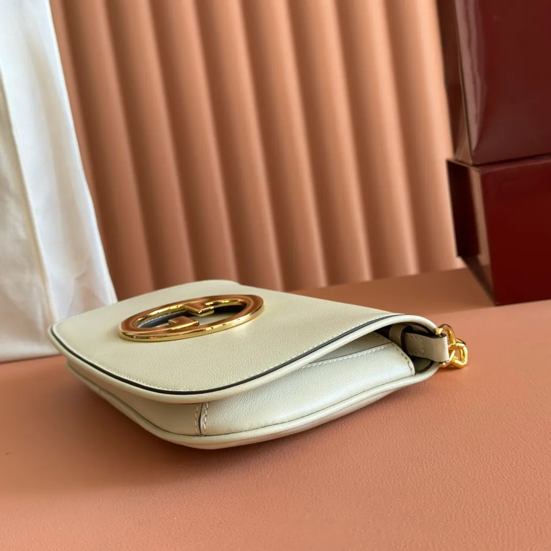 p1380. 📣📣📣【Original leather accessories🌈 Equipped with full counter packaging】🔥🔥This shoulder bag is made of GGSupreme canvas with an exquisite chain strap design, exuding a classic and timeless elegance. Round structure for a refreshed style. Round interlocking Double G shoulder bag. The long-standing G family's initials intertwined pattern enhances the style of the entire item. The extraordinary charm of the series is original leather💐Material✨Using counter-quality imported PVC waterproof fabric and imported cowhide, paired with authentic open-version hardware. Model: 699268 Size: 28x16x4.