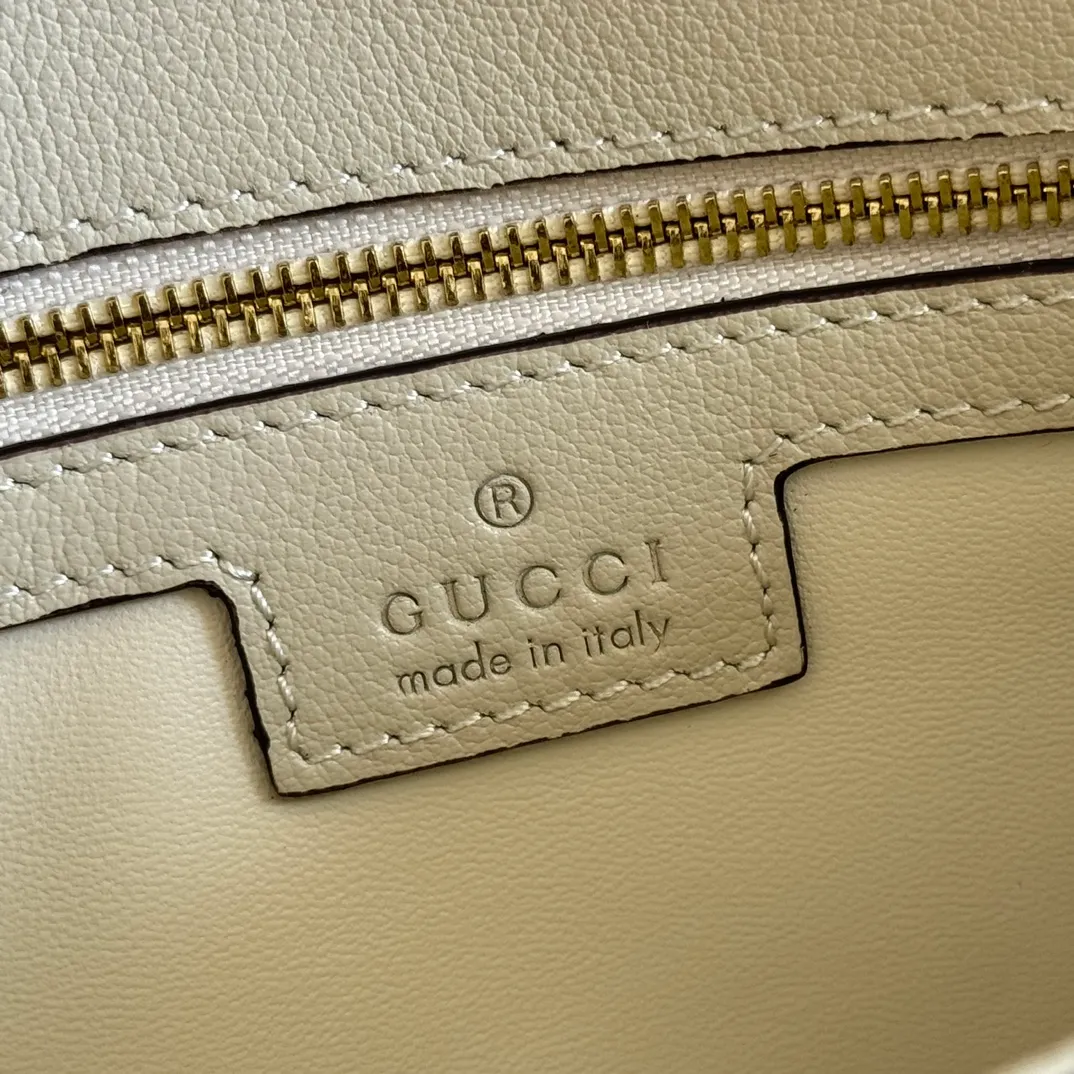 p1380. 📣📣📣【Original leather accessories🌈 Equipped with full counter packaging】🔥🔥This shoulder bag is made of GGSupreme canvas with an exquisite chain strap design, exuding a classic and timeless elegance. Round structure for a refreshed style. Round interlocking Double G shoulder bag. The long-standing G family's initials intertwined pattern enhances the style of the entire item. The extraordinary charm of the series is original leather💐Material✨Using counter-quality imported PVC waterproof fabric and imported cowhide, paired with authentic open-version hardware. Model: 699268 Size: 28x16x4.