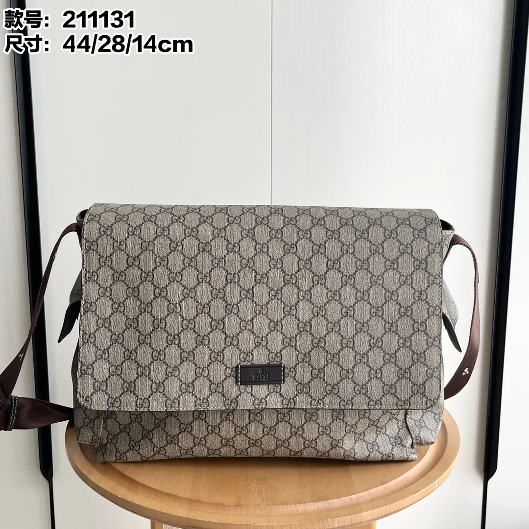 Actual shot #💰380 Model: 211131 Brown Size: 44×28×14cm GUCCI’s big fire mommy bag, also known as diaper bag, has a large capacity and has side pockets on both sides to accommodate water bottles. The large flip-top design is very convenient and comes with a folding pad. Unisex style! Made of imported fabrics and brown leather, adjustable shoulder straps