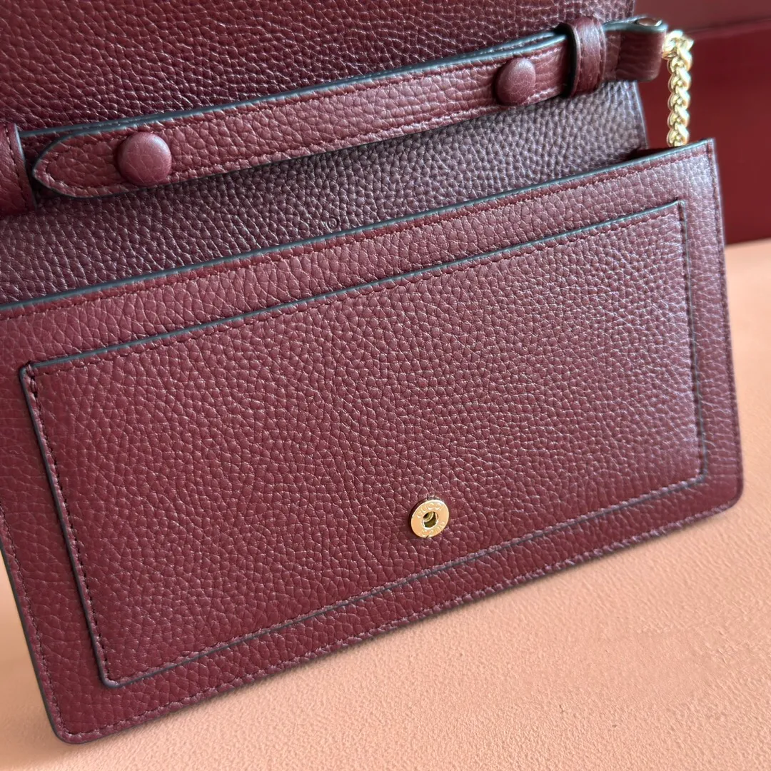 p980. 💋💋💋Original leather configuration counter complete packaging [New product] This Dionysus series chain wallet is crafted from light blue grain leather and cleverly integrated into the double tiger head lock with buttons. The shape is small and exquisite yet elegant, and equipped with a fixed chain shoulder strap, making it a sophisticated bag suitable for day and night. Light blue grained leather Light gold-tone hardware Internal: 6 card compartments, 1 zip pocket External: One flat pocket Double tiger head closure with button Weight: approx. 0.42 kg Model number: 837373. Dimensions: 20cm (width) x 11.5cm (height) x 2.5cm (depth) Color Encore red full leather. Made in Italy