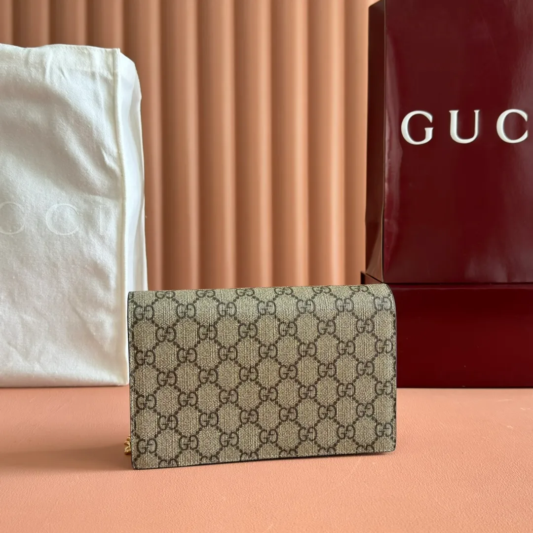 p660. 📣📣📣【Combined with original counter packaging】GG Marmont series This GG Marmont series chain bag is made of classic and durable black leather, adding another classic to the "Aria-Fashion Aria" series. The Double G accessory originates from the belt buckle design of the 1970s, and is reinterpreted on this wallet in tone-on-tone resin. The classic design is combined with a monochromatic color scheme to highlight the modern fashion style. Model: 497985. Size: 20*12.5*4cm. Color: pvc encore