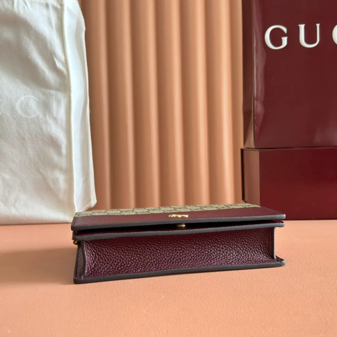 p660. 📣📣📣【Combined with original counter packaging】GG Marmont series This GG Marmont series chain bag is made of classic and durable black leather, adding another classic to the "Aria-Fashion Aria" series. The Double G accessory originates from the belt buckle design of the 1970s, and is reinterpreted on this wallet in tone-on-tone resin. The classic design is combined with a monochromatic color scheme to highlight the modern fashion style. Model: 497985. Size: 20*12.5*4cm. Color: pvc encore