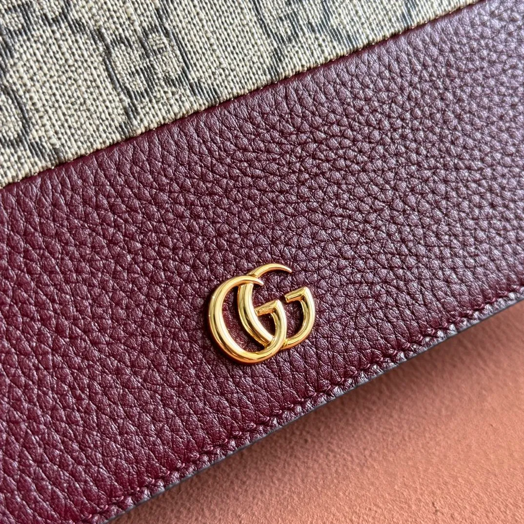 p660. 📣📣📣【Combined with original counter packaging】GG Marmont series This GG Marmont series chain bag is made of classic and durable black leather, adding another classic to the "Aria-Fashion Aria" series. The Double G accessory originates from the belt buckle design of the 1970s, and is reinterpreted on this wallet in tone-on-tone resin. The classic design is combined with a monochromatic color scheme to highlight the modern fashion style. Model: 497985. Size: 20*12.5*4cm. Color: pvc encore