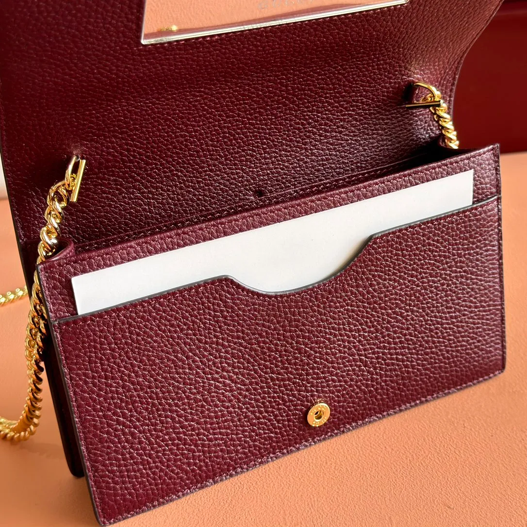 p660. 📣📣📣【Combined with original counter packaging】GG Marmont series This GG Marmont series chain bag is made of classic and durable black leather, adding another classic to the "Aria-Fashion Aria" series. The Double G accessory originates from the belt buckle design of the 1970s, and is reinterpreted on this wallet in tone-on-tone resin. The classic design is combined with a monochromatic color scheme to highlight the modern fashion style. Model: 497985. Size: 20*12.5*4cm. Color: pvc encore