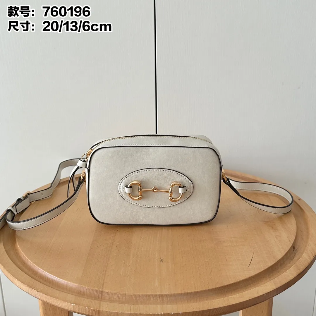 Actual shot #💰260 Style number: 760196 white leather Size: 20✖️13✖️6cm 𝗚𝘂𝗰𝗰𝗶 𝗛𝗼𝗿𝘀𝗲𝗯𝗶𝘁 𝟭𝟵𝟱𝟱 camera bag The classic horsebit and retro style can be matched casually without going wrong. The size is invincible and friendly~ A cute toast bun shape🍞Not too big, not too small, just right! The length of the shoulder strap can be adjusted with a pin buckle for cross-body wear, and the capacity also meets daily needs~