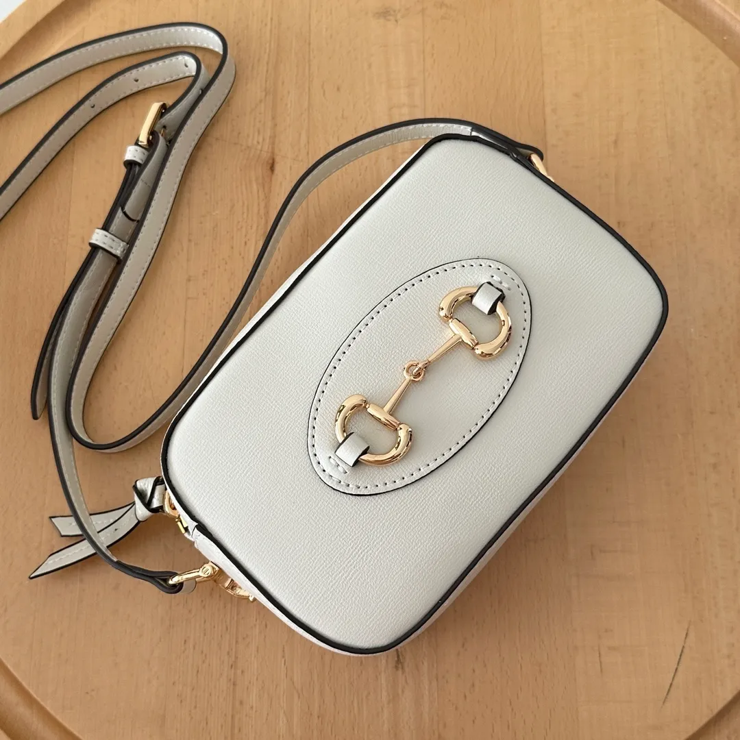 Actual shot #💰260 Style number: 760196 white leather Size: 20✖️13✖️6cm 𝗚𝘂𝗰𝗰𝗶 𝗛𝗼𝗿𝘀𝗲𝗯𝗶𝘁 𝟭𝟵𝟱𝟱 camera bag The classic horsebit and retro style can be matched casually without going wrong. The size is invincible and friendly~ A cute toast bun shape🍞Not too big, not too small, just right! The length of the shoulder strap can be adjusted with a pin buckle for cross-body wear, and the capacity also meets daily needs~