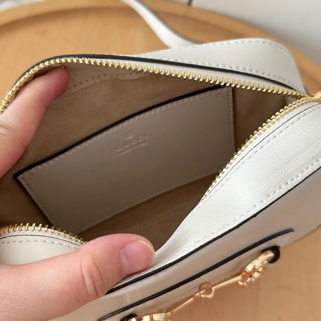 Actual shot #💰260 Style number: 760196 white leather Size: 20✖️13✖️6cm 𝗚𝘂𝗰𝗰𝗶 𝗛𝗼𝗿𝘀𝗲𝗯𝗶𝘁 𝟭𝟵𝟱𝟱 camera bag The classic horsebit and retro style can be matched casually without going wrong. The size is invincible and friendly~ A cute toast bun shape🍞Not too big, not too small, just right! The length of the shoulder strap can be adjusted with a pin buckle for cross-body wear, and the capacity also meets daily needs~