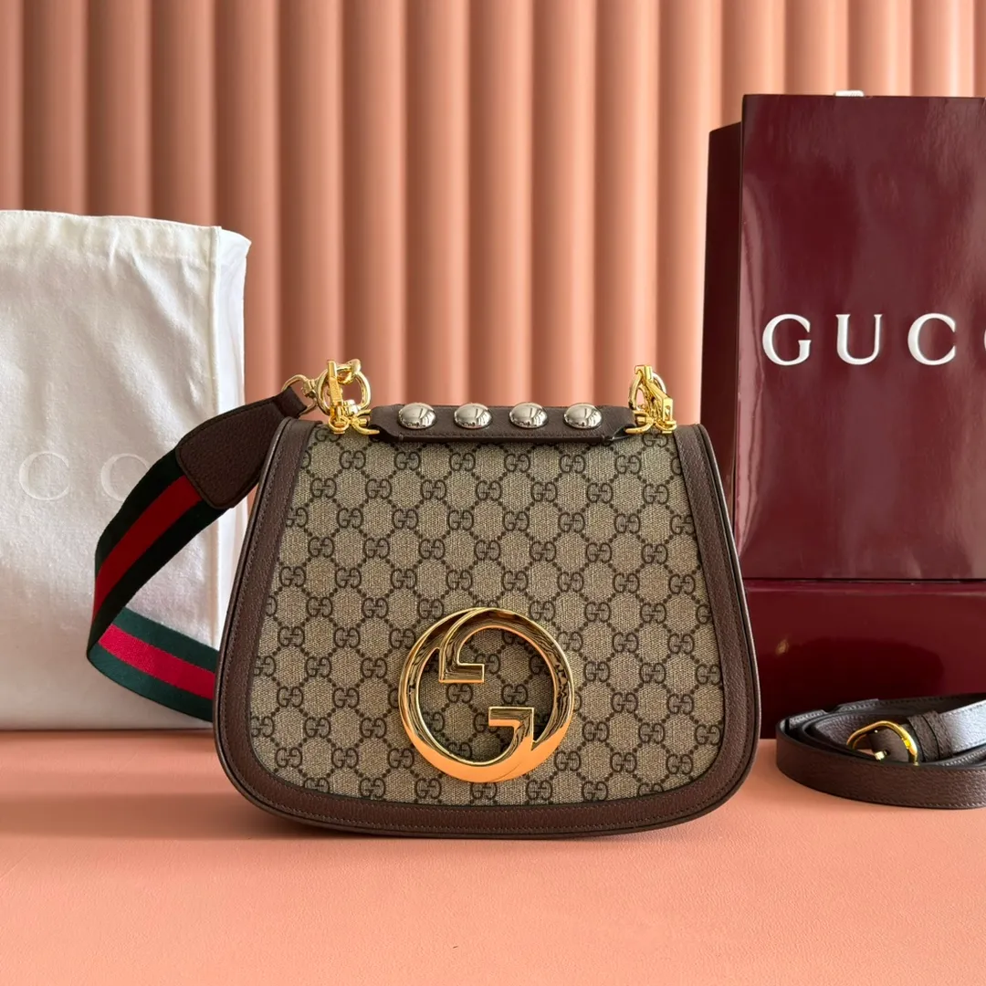 p1520. 📣📣📣【Original leather configuration counter complete package】🔥🔥 Gucci Blondie series medium handbag. The brand's archive elements are reinterpreted with geometric shapes to interpret the interlocking double G logo, presenting a variety of unique items. Gold-toned accessories add an elegant retro feel to this piece, highlighting a timeless design that complements the Hollywood glamor showcased on the catwalk. This GG Supreme canvas tote comes with two interchangeable shoulder straps. Beige and ebony GG Supreme canvas, brown leather trim, gold-tone hardware, cotton and linen lining, round interlocking G's, interior: 2 main compartments and 1 zipped pocket, studded handles (12 cm high) Web bag (52 cm high); leather bag (56 cm high) magnetic closure. Model: 721172. Dimensions: 29 (W) x 22 (H) x 7cm (D) Color: Brown/PVC. Made in Italy