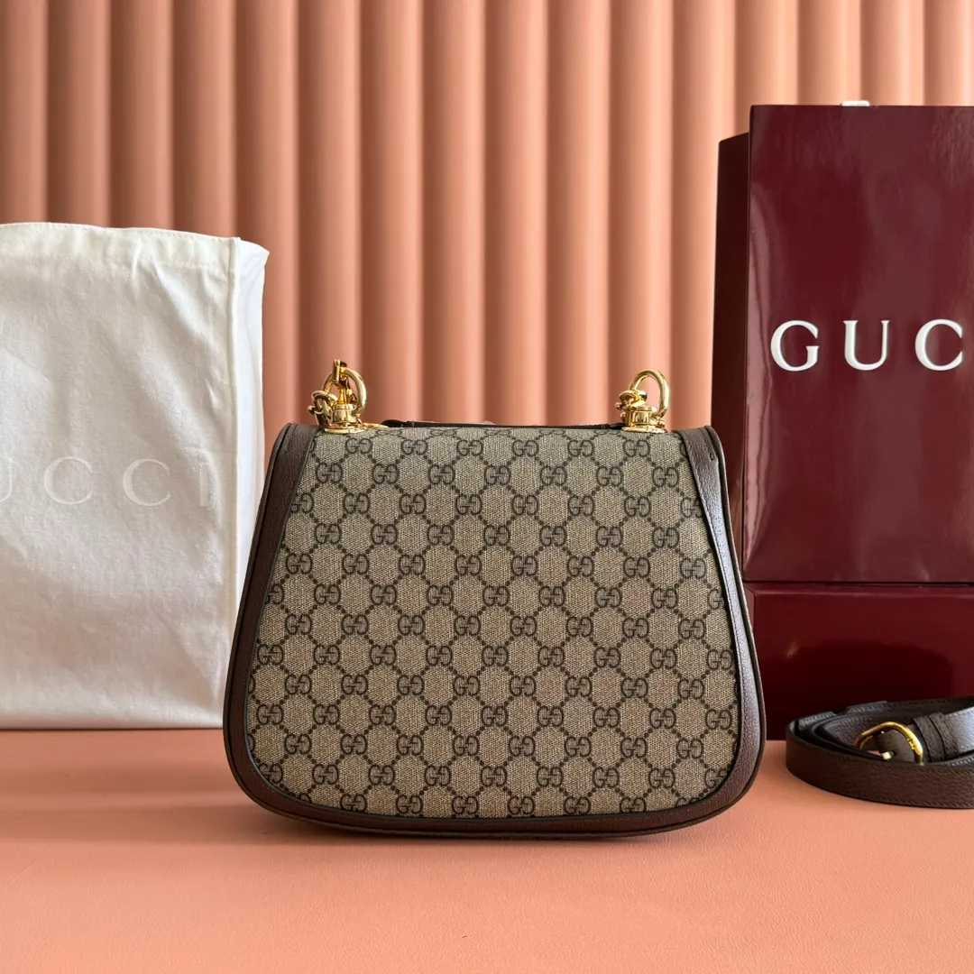 p1520. 📣📣📣【Original leather configuration counter complete package】🔥🔥 Gucci Blondie series medium handbag. The brand's archive elements are reinterpreted with geometric shapes to interpret the interlocking double G logo, presenting a variety of unique items. Gold-toned accessories add an elegant retro feel to this piece, highlighting a timeless design that complements the Hollywood glamor showcased on the catwalk. This GG Supreme canvas tote comes with two interchangeable shoulder straps. Beige and ebony GG Supreme canvas, brown leather trim, gold-tone hardware, cotton and linen lining, round interlocking G's, interior: 2 main compartments and 1 zipped pocket, studded handles (12 cm high) Web bag (52 cm high); leather bag (56 cm high) magnetic closure. Model: 721172. Dimensions: 29 (W) x 22 (H) x 7cm (D) Color: Brown/PVC. Made in Italy